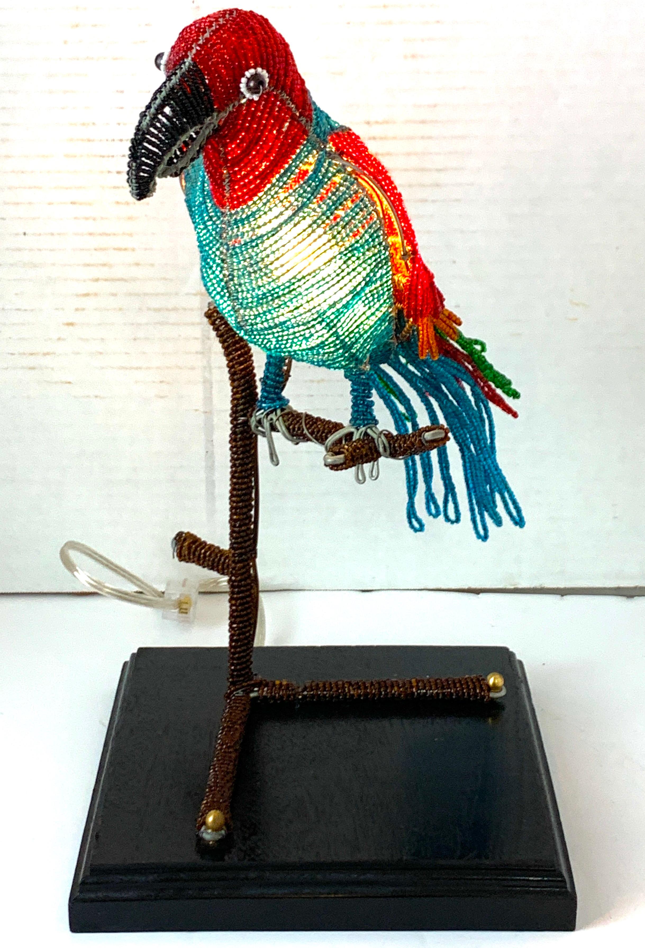 Lampe perlée Art déco tchécoslovaque colorée en verre perlé

Découvrez cette magnifique lampe perroquet colorée en verre tchécoslovaque de style Art déco ! Datant des années 1930, cette fusion de verre, de métal et de bois ébonisé est un véritable