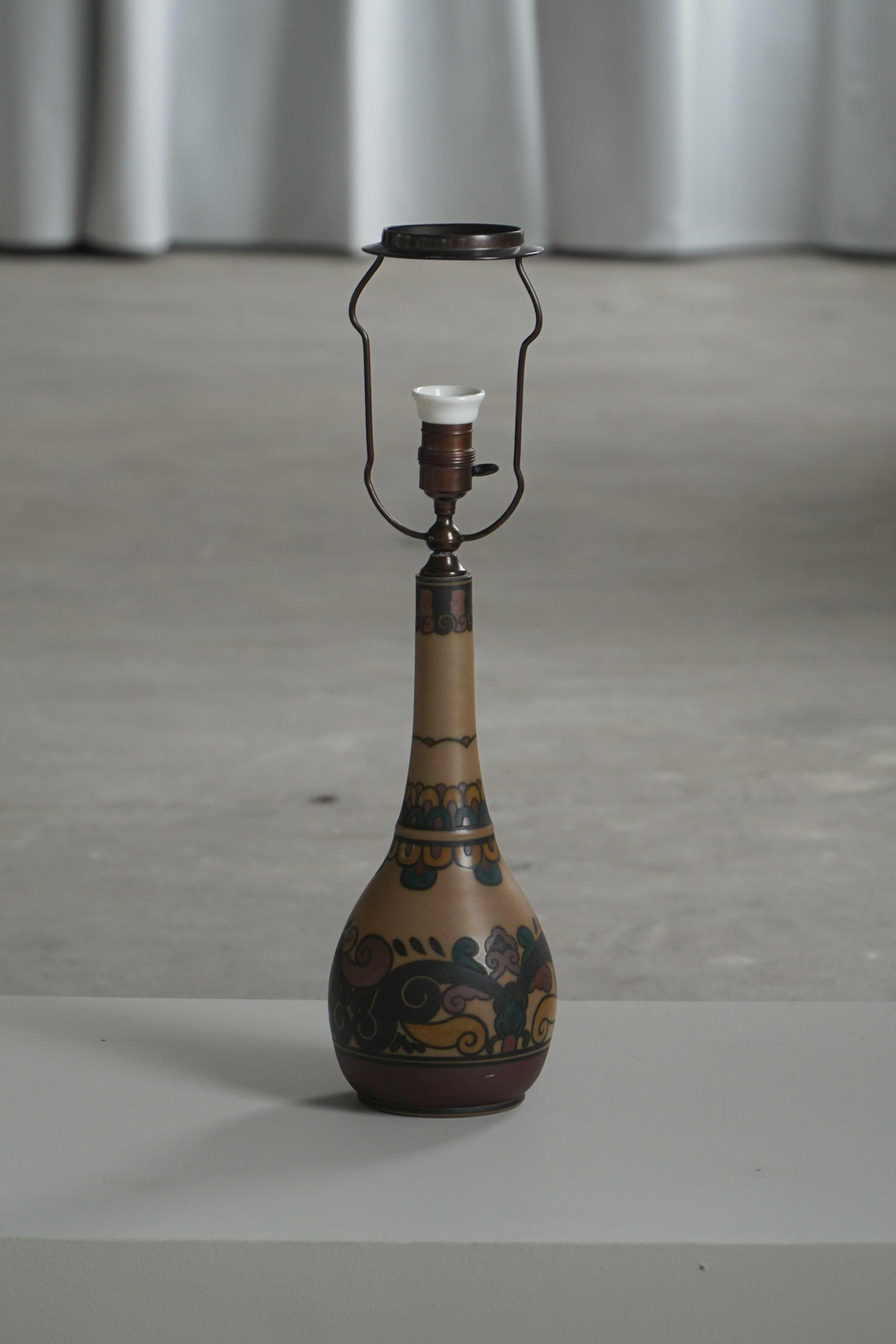 Lampada da tavolo colorata in stile Art Nouveau in terracotta di L. Hjorth, Bornholm, 1930 In condizioni buone in vendita a Odense, DK