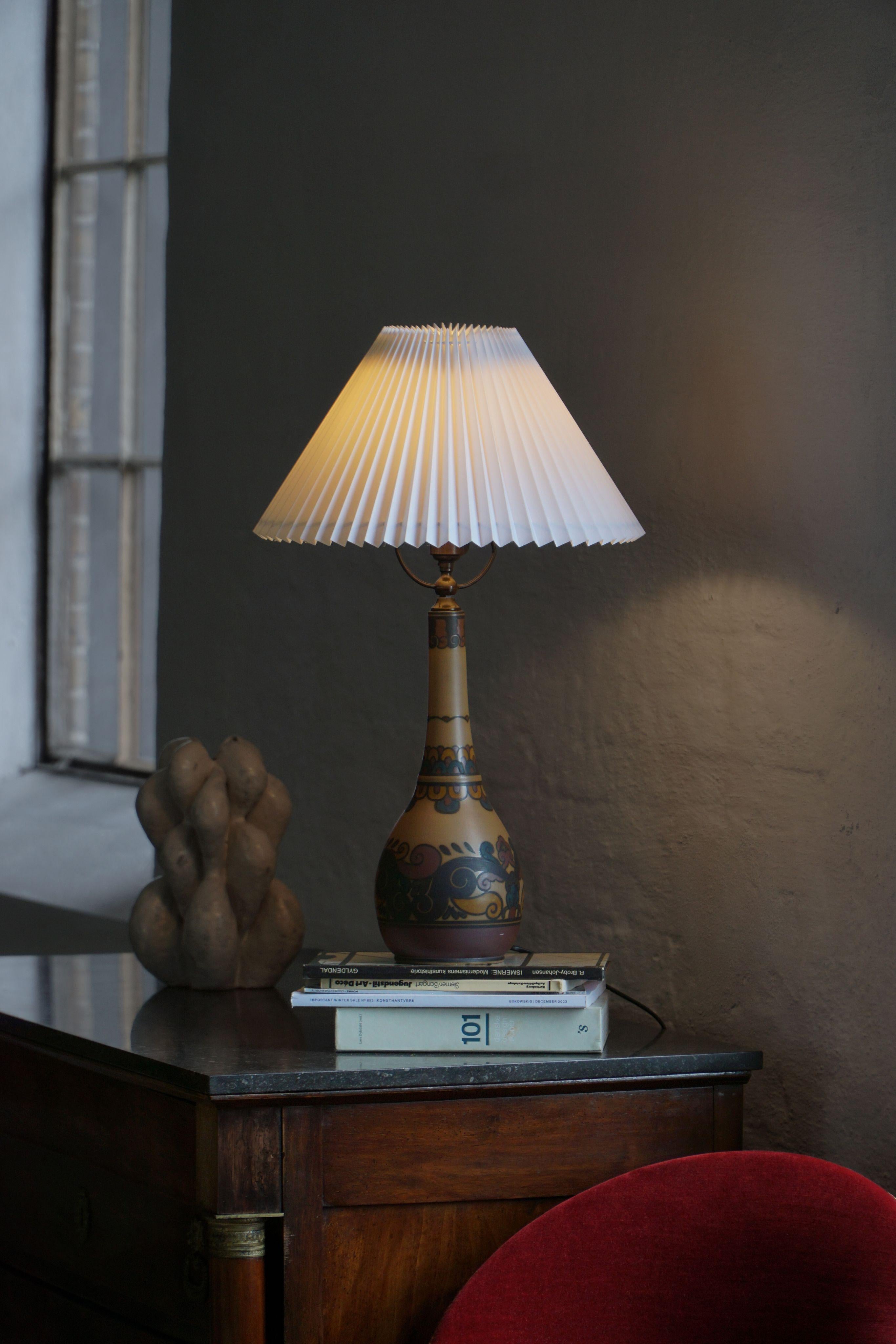 Ceramica Lampada da tavolo colorata in stile Art Nouveau in terracotta di L. Hjorth, Bornholm, 1930 in vendita