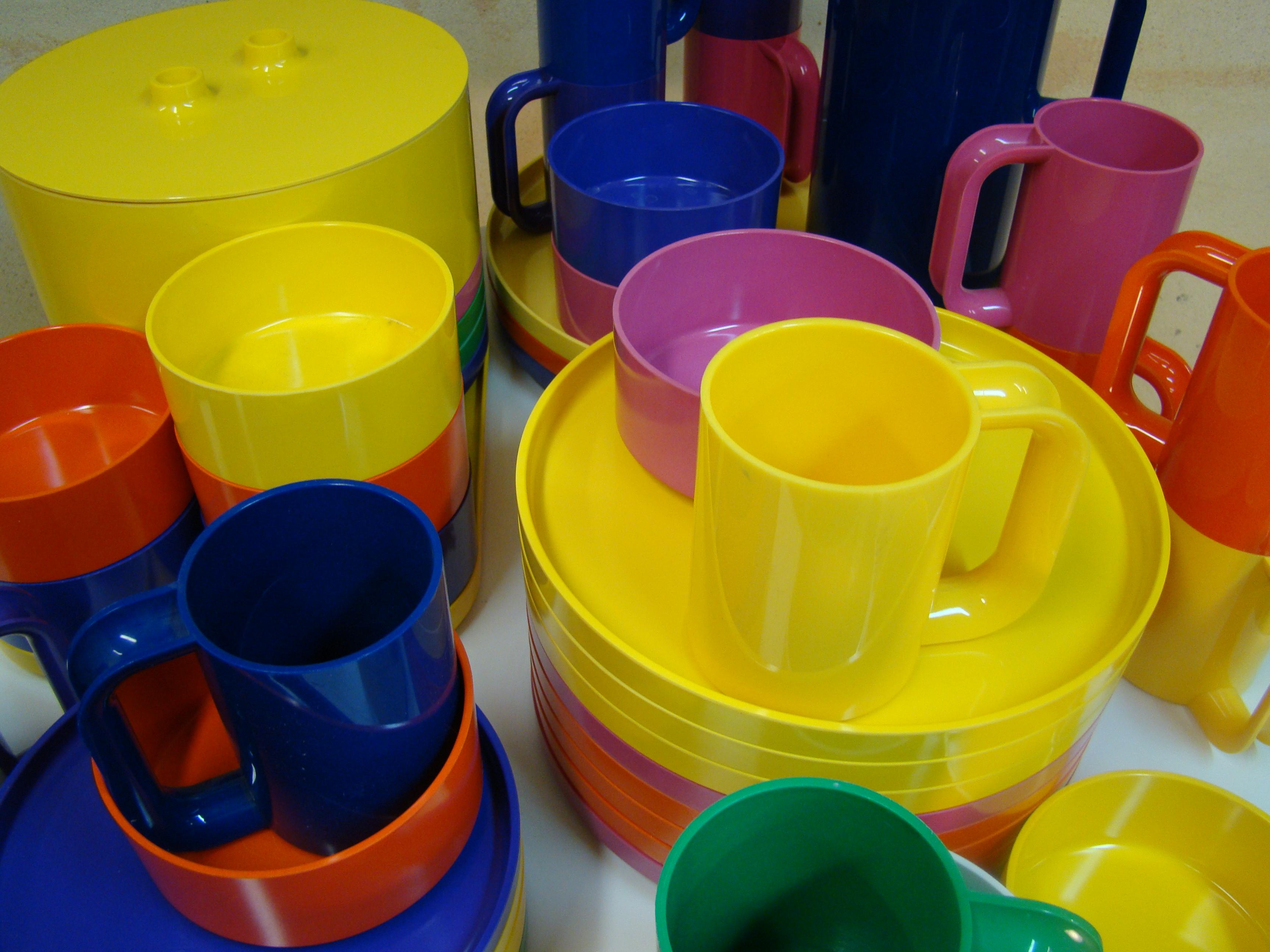 Colorful Assortment of Dinnerware by Massimo Vignelli for Heller Design 4
