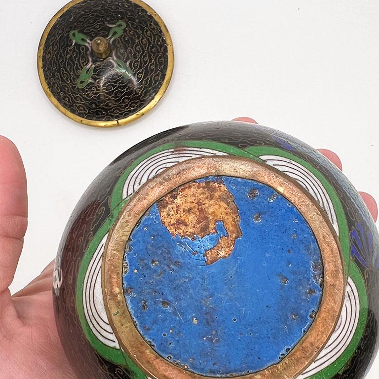 XX secolo Vaso Cloisonné nero colorato con coperchio - Tarda dinastia Qing in vendita