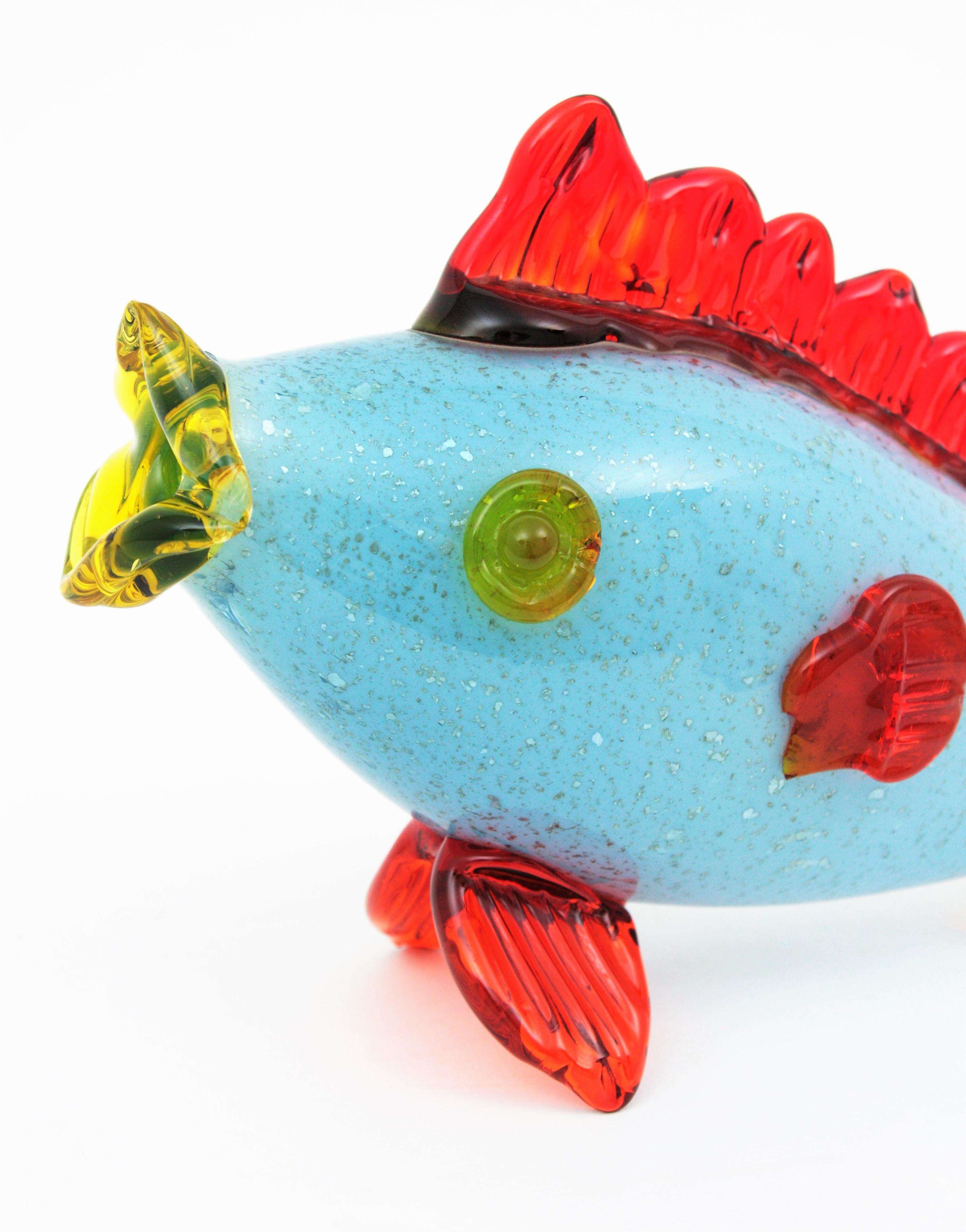 Mid-Century moderno Figura di pesce in vetro artistico di Murano blu e rosso con macchie d'argento in vendita