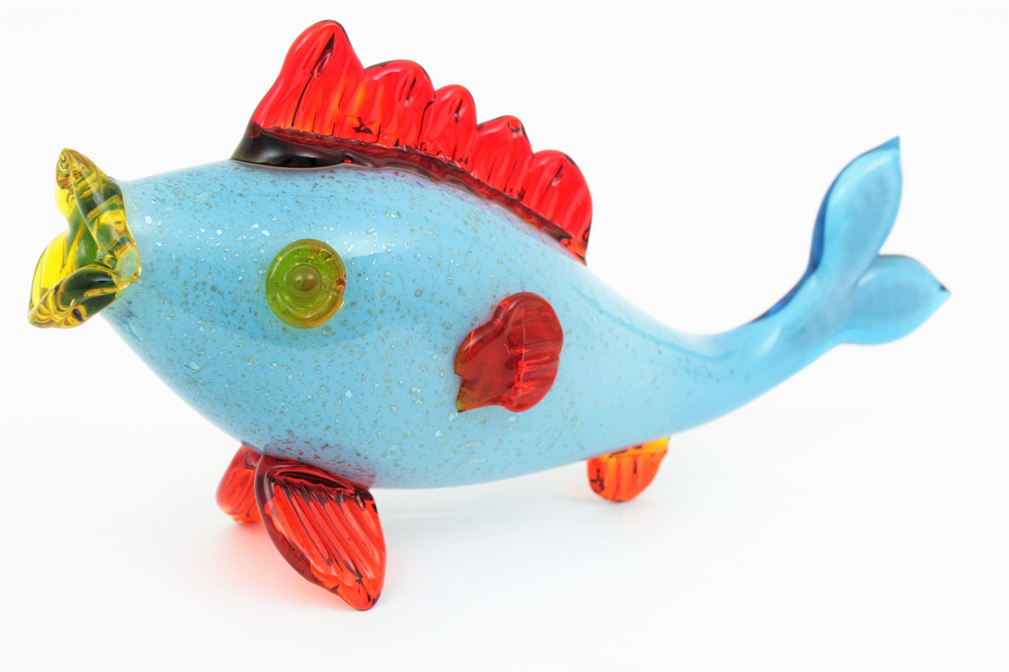 Italiano Figura di pesce in vetro artistico di Murano blu e rosso con macchie d'argento in vendita