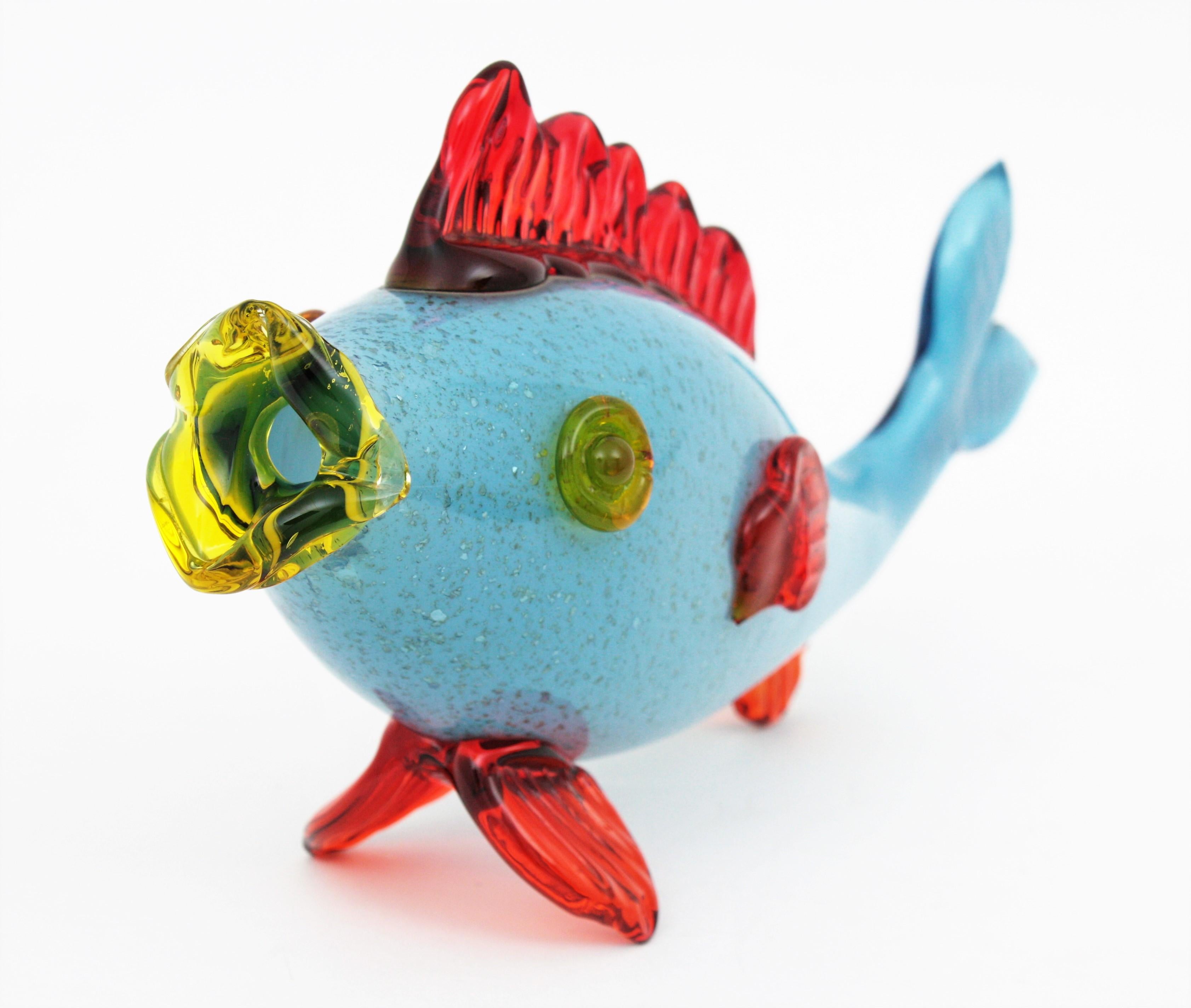Figura di pesce in vetro artistico di Murano blu e rosso con macchie d'argento in vendita 1