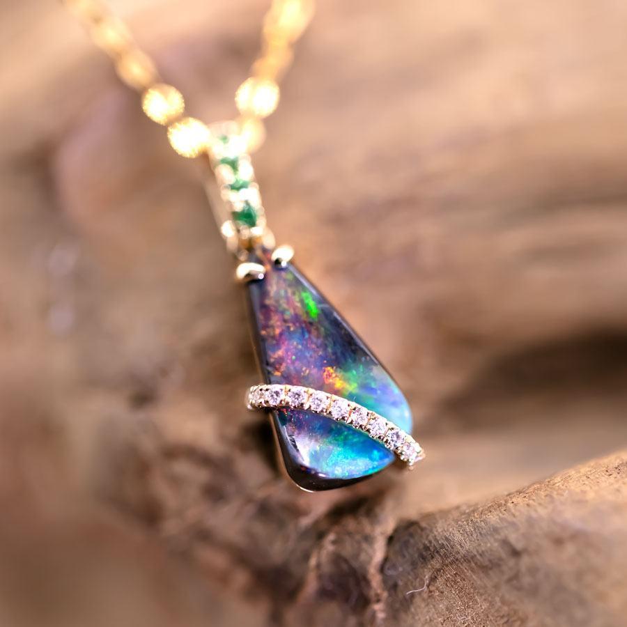 Bunte australische Boulder Opal & Diamant Tsavorit Anhänger Halskette 18K Gelbgold.


Kostenloser Inlandsversand mit USPS First Class!  Kostenlose einjährige beschränkte Garantie!  Kostenlose Geschenktüte oder -box zu jeder Bestellung!



Der Opal,