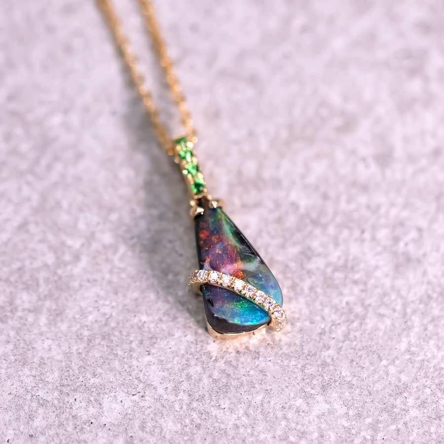 Bunte Boulder Opal & Diamant Tsavorit Halskette 18K Gelbgold (Brillantschliff)