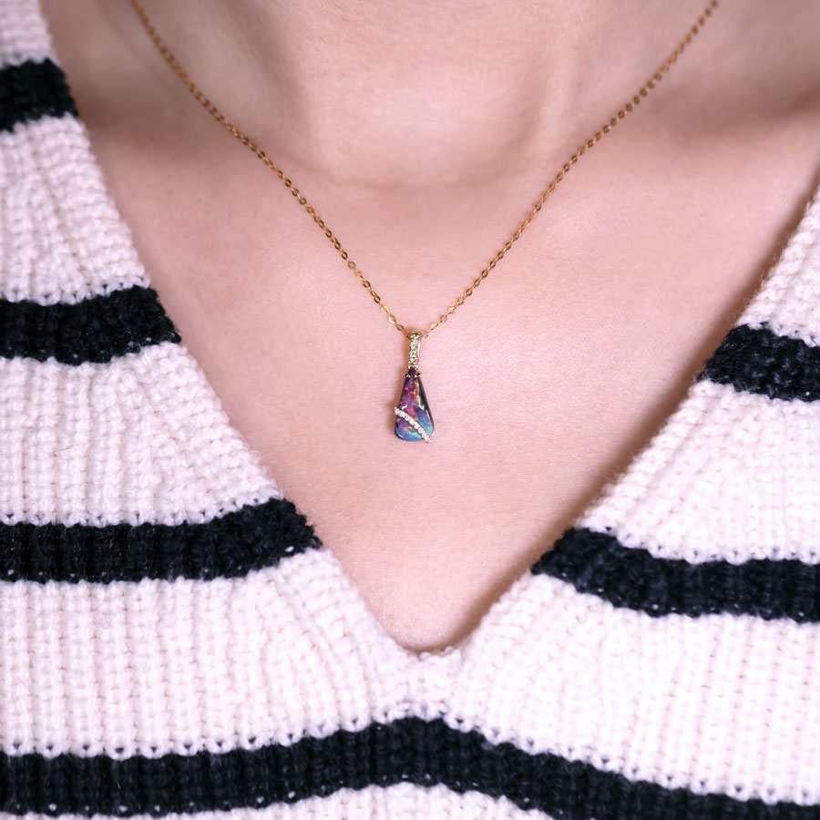 Bunte Boulder Opal & Diamant Tsavorit Halskette 18K Gelbgold im Zustand „Neu“ in Suwanee, GA
