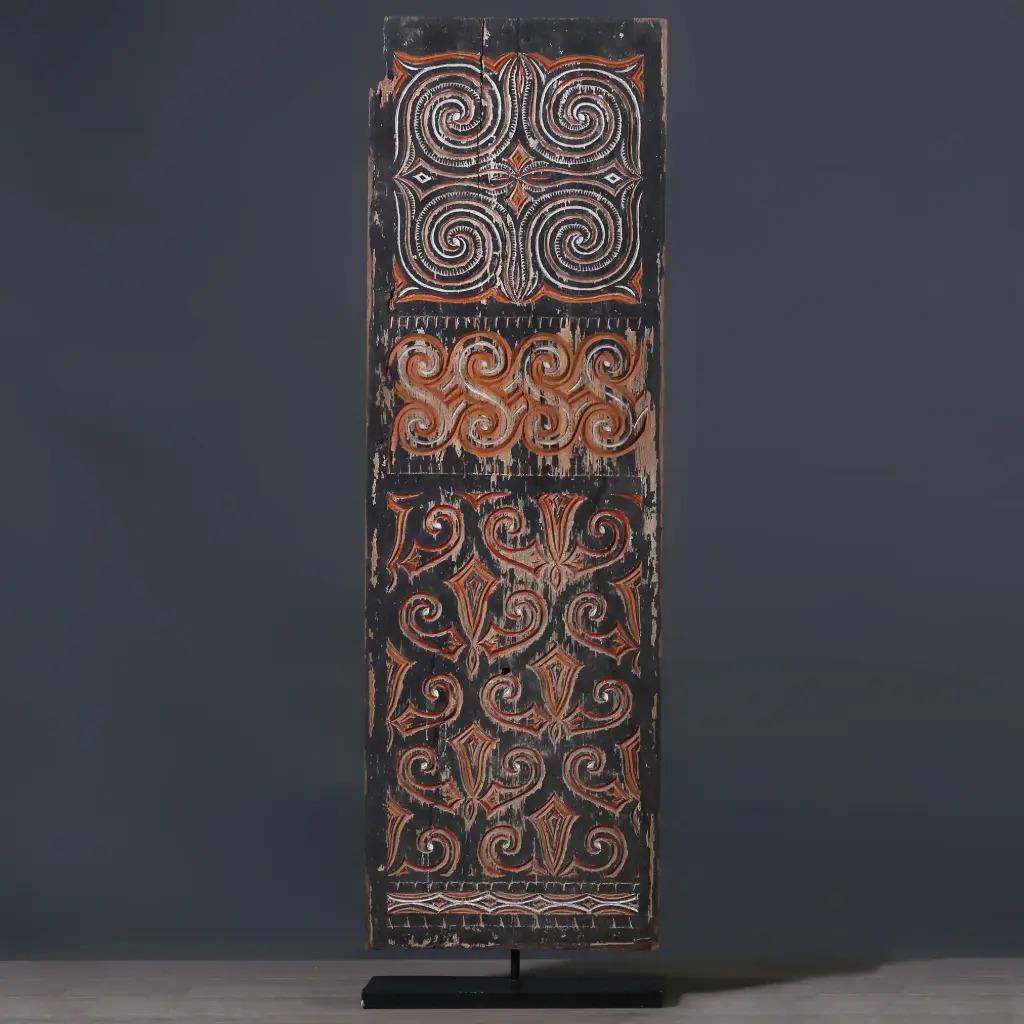 Diese primitive geschnitzte Toraja-Holztafel, ein buntes Modell im Großformat, ist ein authentisches dekoratives Fragment aus traditionellen Häusern in Süd-Sulawesi, Indonesien. Jedes handgeschnitzte Motiv spiegelt die uralte Handwerkskunst und