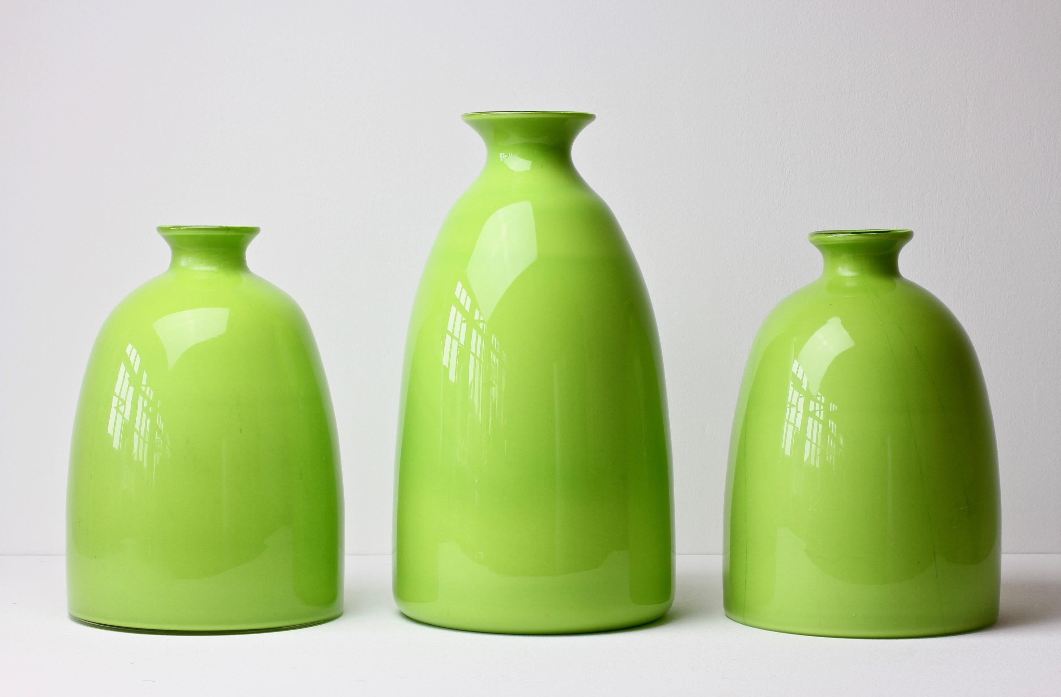 Farbenfrohe / bunte, hohe Gruppe, Ensemble oder Trio von grünen Vasen aus der Mitte des Jahrhunderts von Cenedese Vetri aus Murano, Italien. Besonders auffällig ist die Form - mit ihrem flachen Boden und dem schmalen Hals - die jeder Vase alle