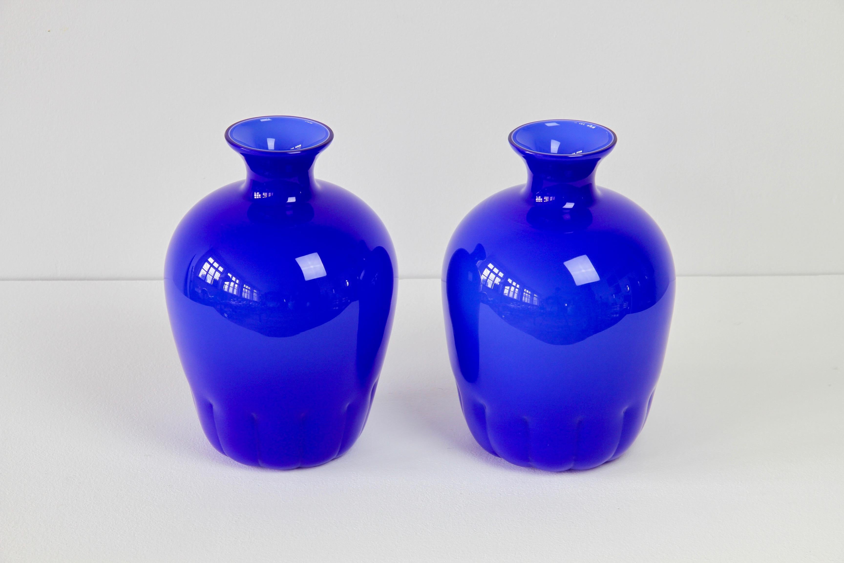 Bunte Cenedese Paar kobaltblaue Vintage Italian Murano Glass Vasen (Moderne der Mitte des Jahrhunderts) im Angebot