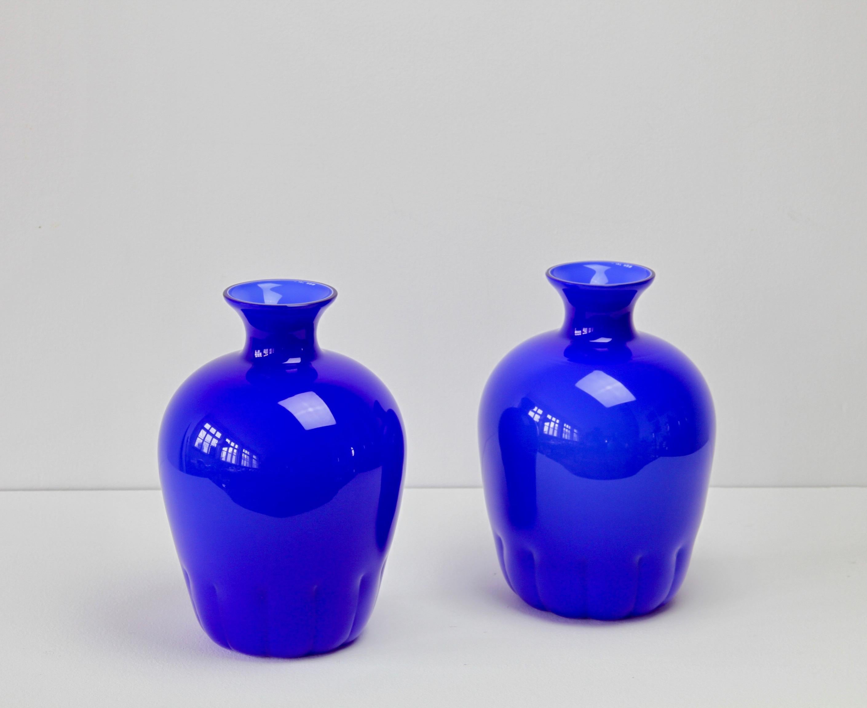Bunte Cenedese Paar kobaltblaue Vintage Italian Murano Glass Vasen (Italienisch) im Angebot