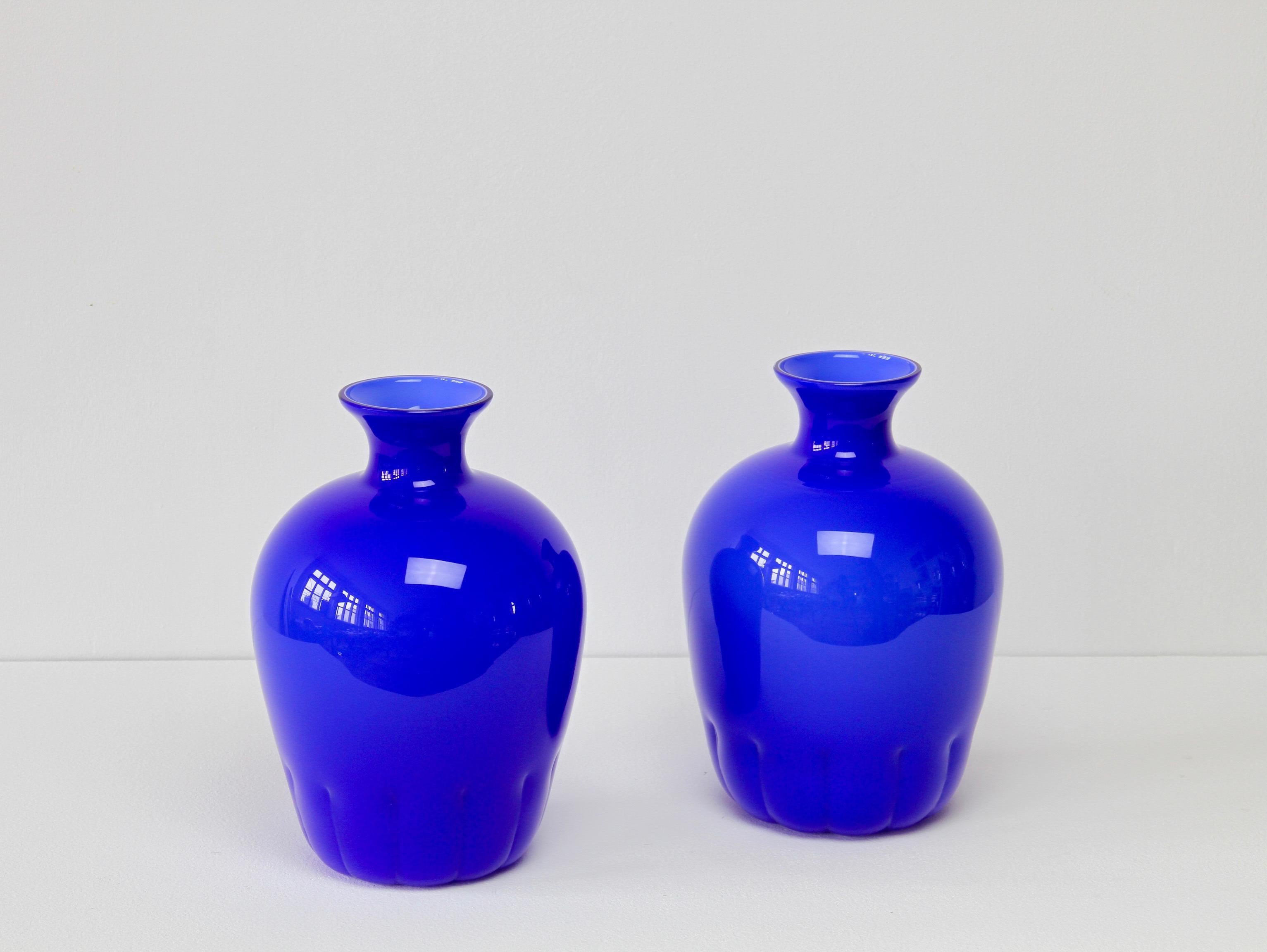 Bunte Cenedese Paar kobaltblaue Vintage Italian Murano Glass Vasen im Zustand „Gut“ im Angebot in Landau an der Isar, Bayern