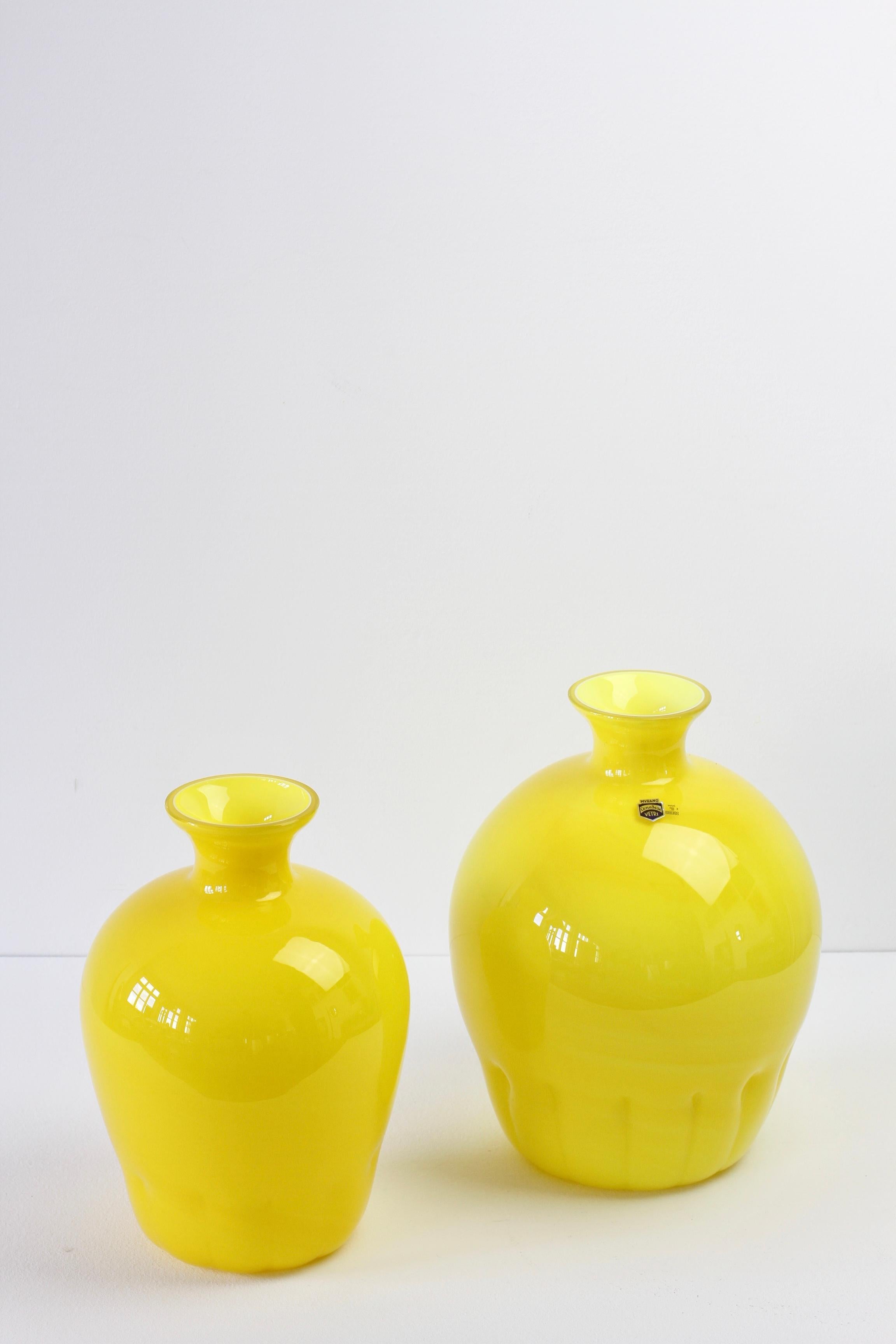 Buntes Cenedese Paar gelbe Vasen aus italienischem Murano-Glas, ca. 1990er Jahre (Geblasenes Glas) im Angebot