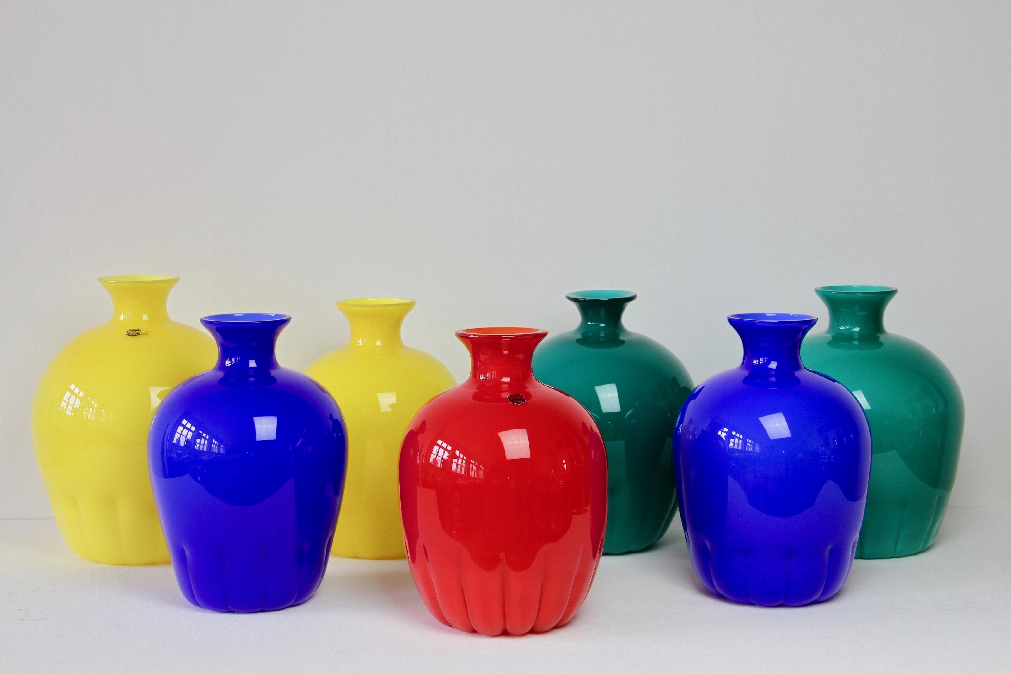 Bunt / bunt & seltene Satz, Gruppe oder Ensemble von Vintage Mitte des Jahrhunderts rot, blau, grün und gelb gefärbt (farbig) Glasvasen von Cenedese Vetri von Murano, Italien. Besonders auffällig ist die runde Form mit schmalem Hals und geriffeltem