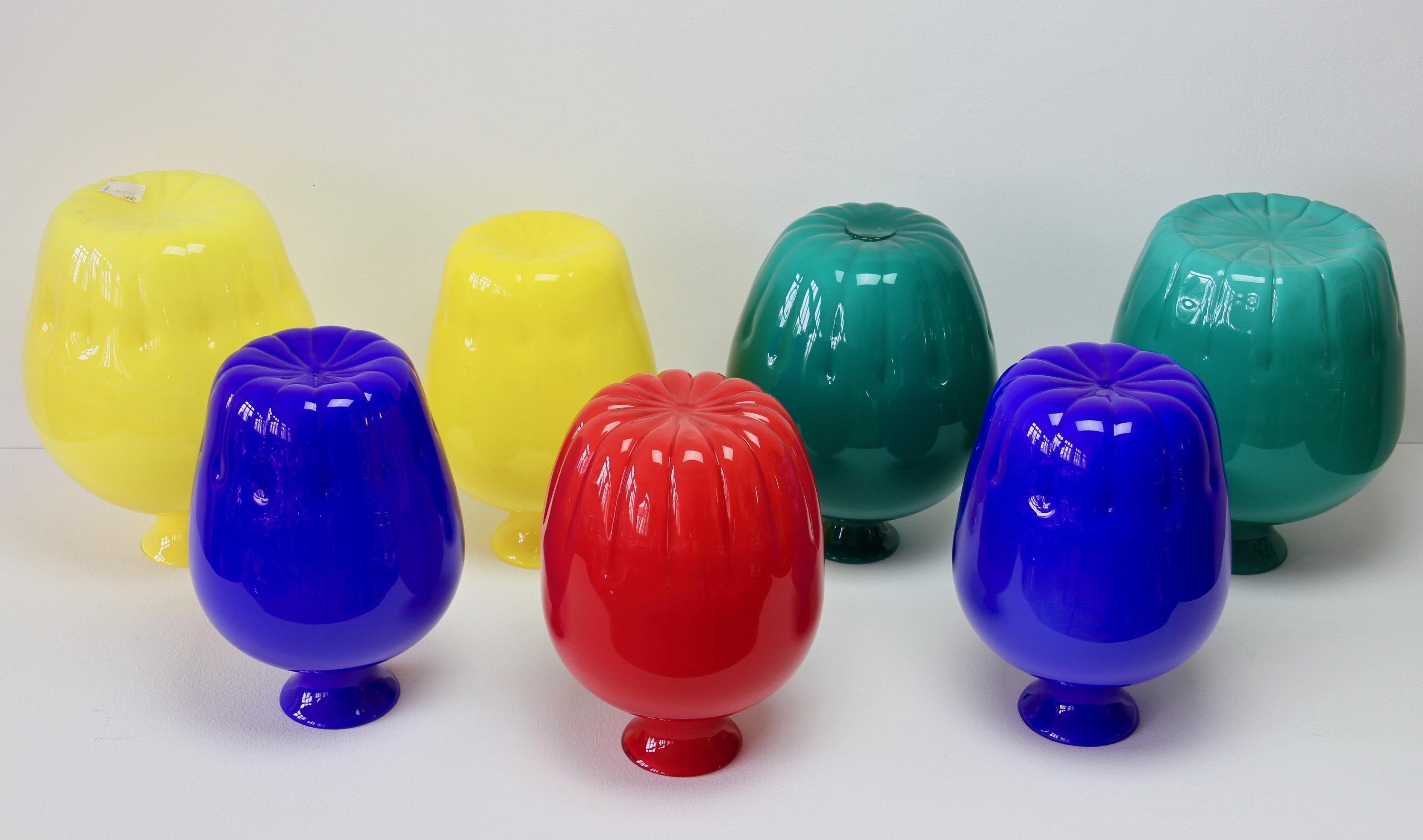 Buntes Cenedese-Set roter, blauer, grüner und gelber italienischer Murano-Vasen im Vintage-Stil im Zustand „Gut“ in Landau an der Isar, Bayern