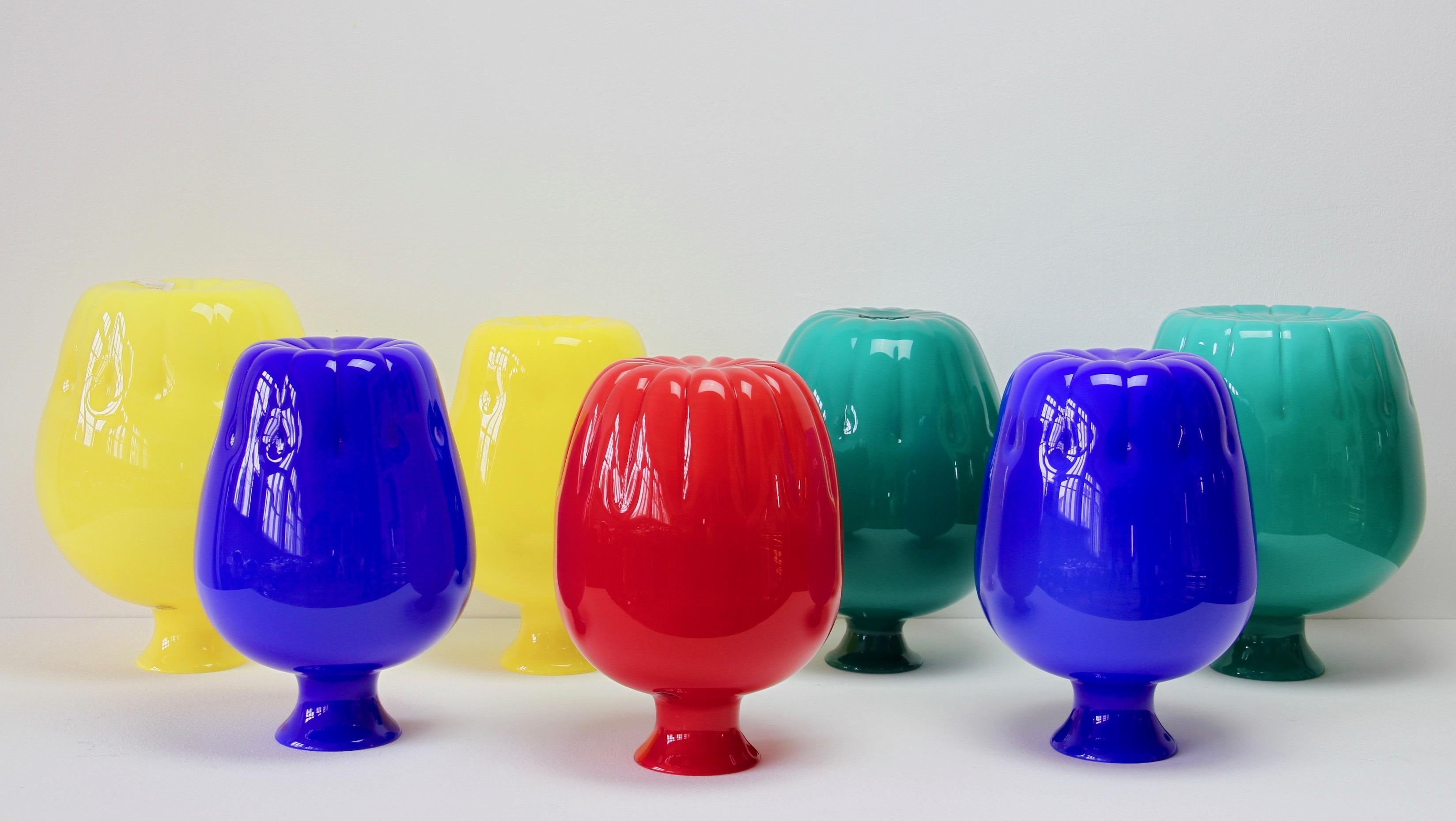 Buntes Cenedese-Set roter, blauer, grüner und gelber italienischer Murano-Vasen im Vintage-Stil (20. Jahrhundert)
