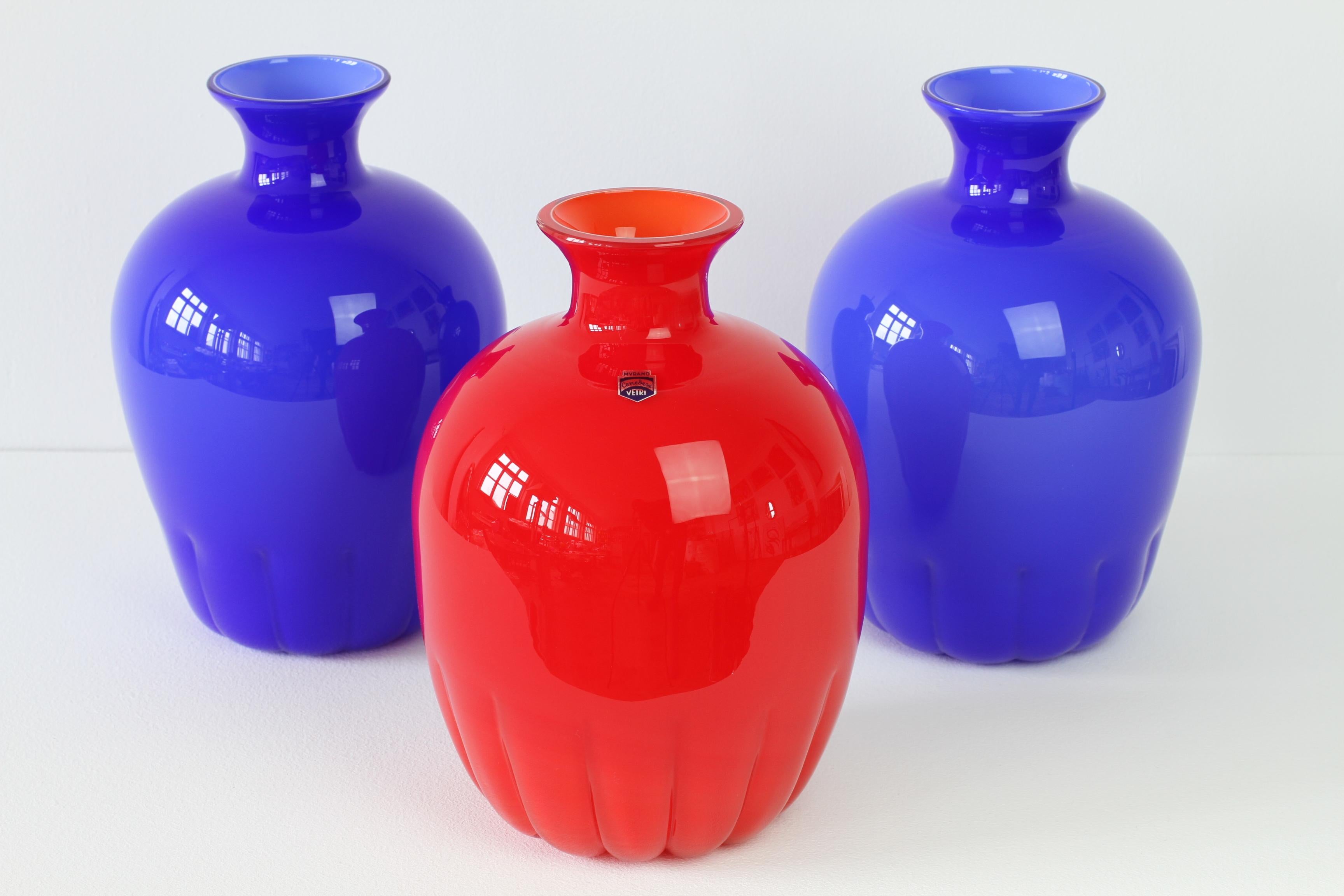 Buntes / farbenfrohes Trio, Gruppe oder Ensemble von roten und blauen Vasen aus der Mitte des Jahrhunderts von Cenedese Vetri aus Murano, Italien. Besonders auffällig ist die runde Form mit schmalem Hals und geriffeltem Boden - sehr ähnlich den