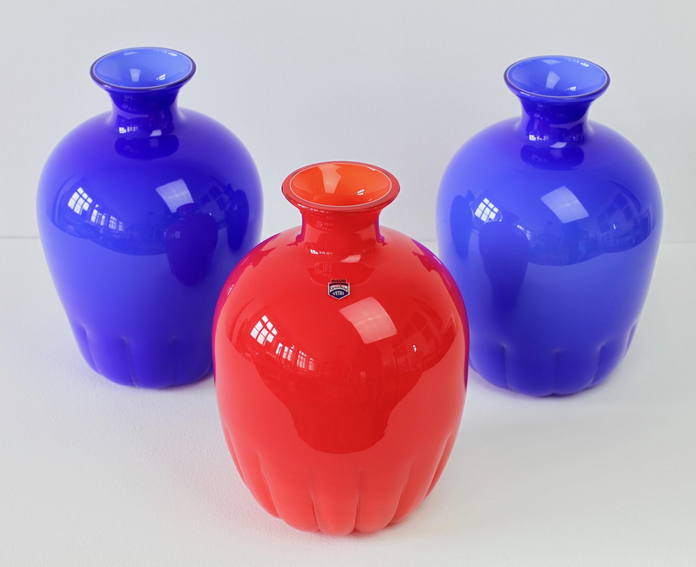 Buntes Cenedese Set / Trio von roten und blauen italienischen Muranoglasvasen im Vintage-Stil (Moderne der Mitte des Jahrhunderts) im Angebot