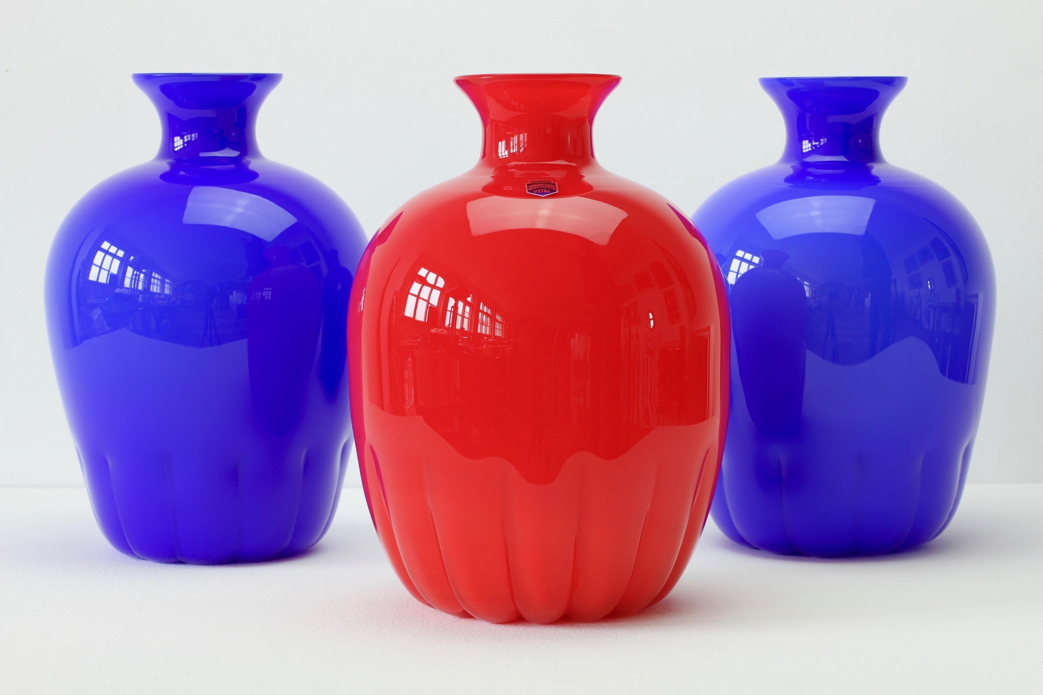 Colorful Cenedese Set / Trio of Red & Blue Vintage Italian Murano Glass Vases In Good Condition For Sale In Landau an der Isar, Bayern