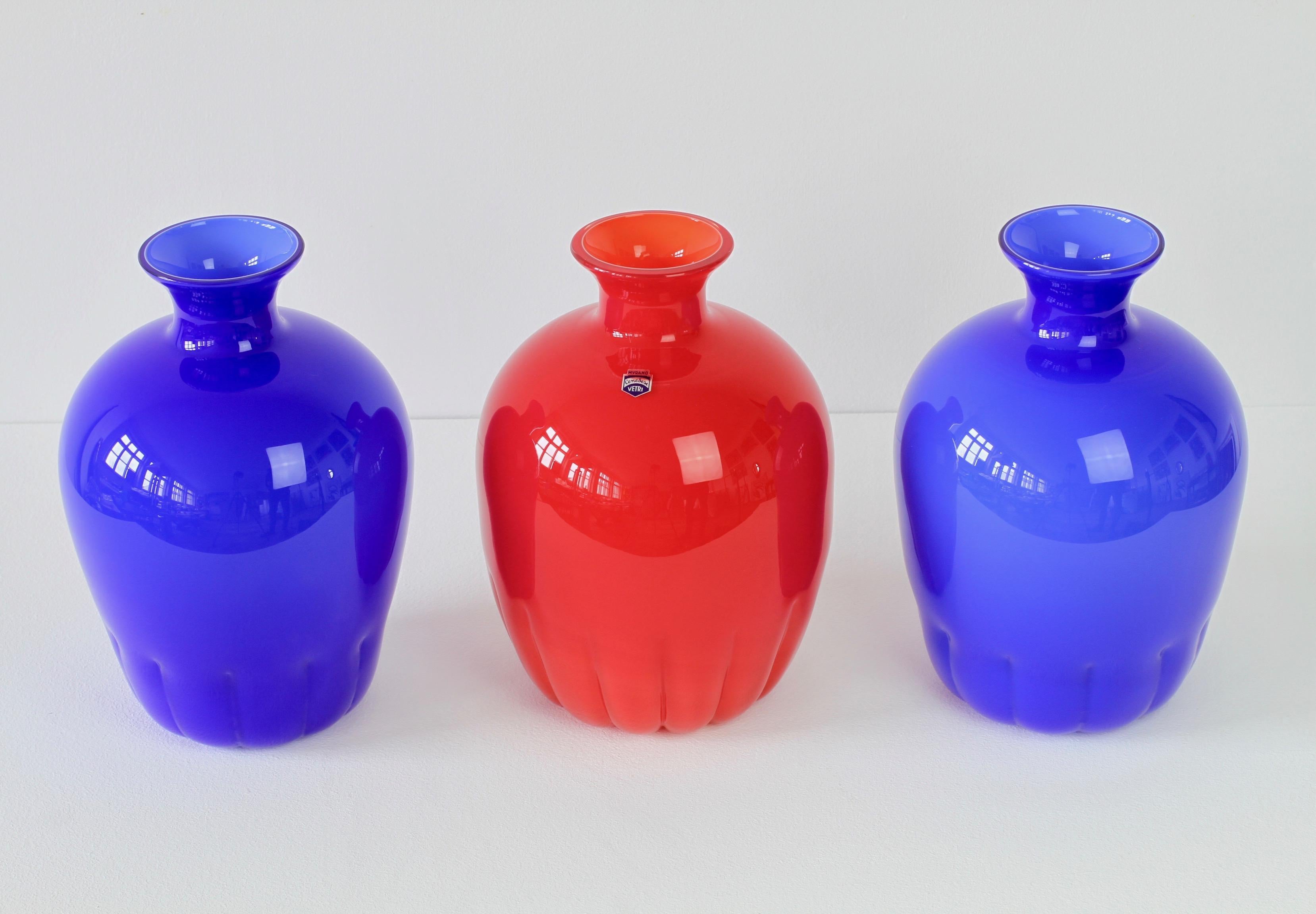 Colorful Cenedese Set / Trio of Red & Blue Vintage Italian Murano Glass Vases For Sale 1