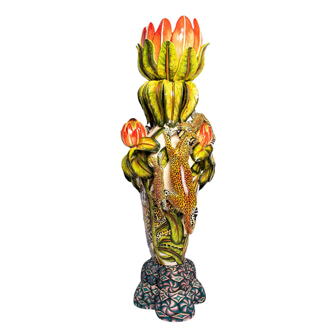 Voici le captivant vase léopard de Senzo Duma Ceramics, un étonnant témoignage de l'art africain, méticuleusement peint et sculpté à la main en Afrique du Sud.

Fabriqué avec soin et expertise par Senzo Duma Ceramics en 2024, ce vase présente une