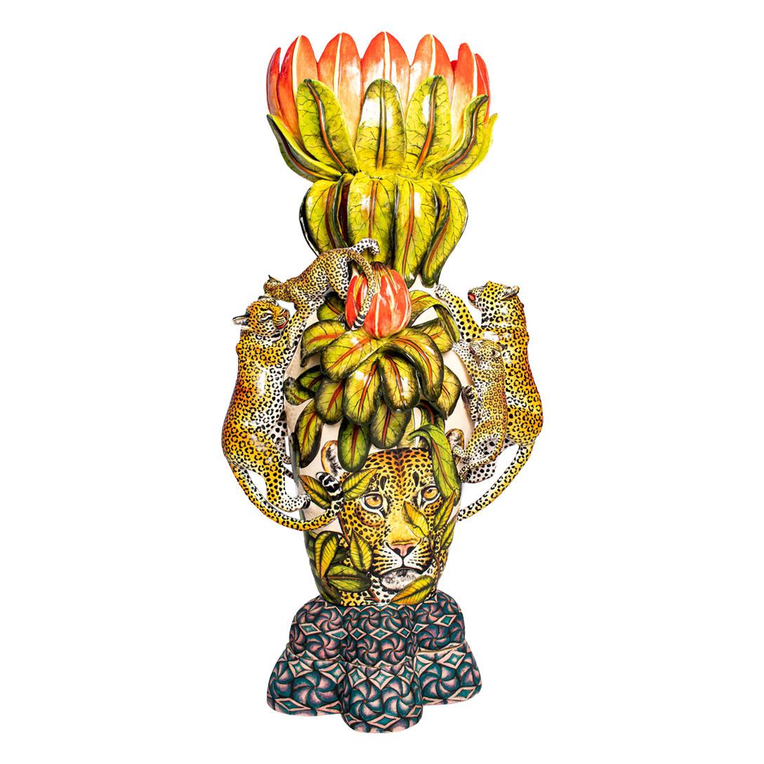 Bunte Vase aus Keramik mit Leoparden und Protea, handgemacht in Südafrika (Moderne) im Angebot