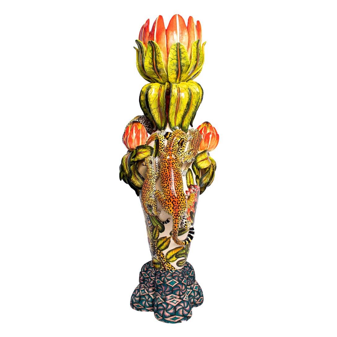 Sud-africain Vase Léopards et Protea en céramique colorée, fait à la main en Afrique du Sud en vente