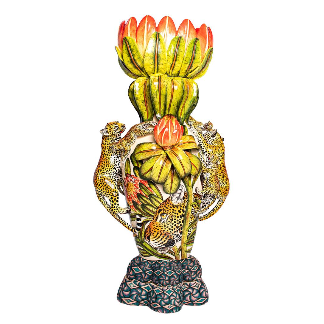 Bunte Vase aus Keramik mit Leoparden und Protea, handgemacht in Südafrika (Gebrannt) im Angebot