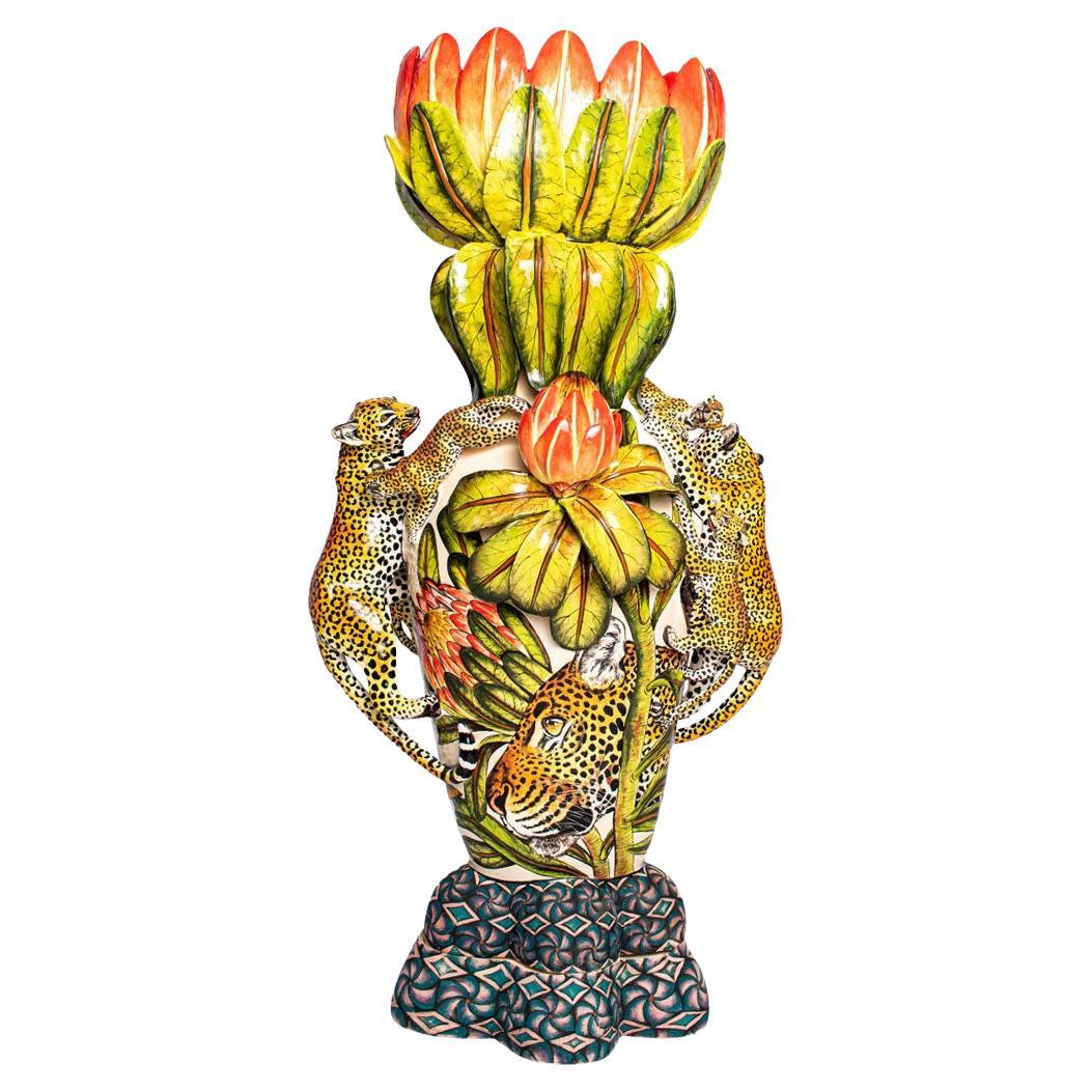 Bunte Vase aus Keramik mit Leoparden und Protea, handgemacht in Südafrika im Angebot