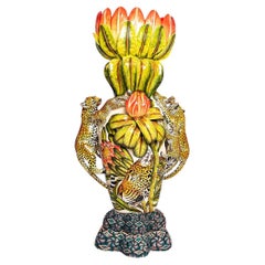 Bunte Vase aus Keramik mit Leoparden und Protea, handgemacht in Südafrika