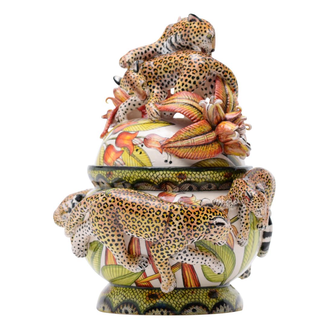 Die atemberaubende Leoparden-Terrine von Wiseman Ceramics ist ein wahres Meisterwerk afrikanischer Handwerkskunst, das in Südafrika sorgfältig von Hand bemalt und geformt wurde.

Diese exquisite Terrine wurde 2024 von Wiseman Ceramics in Südafrika