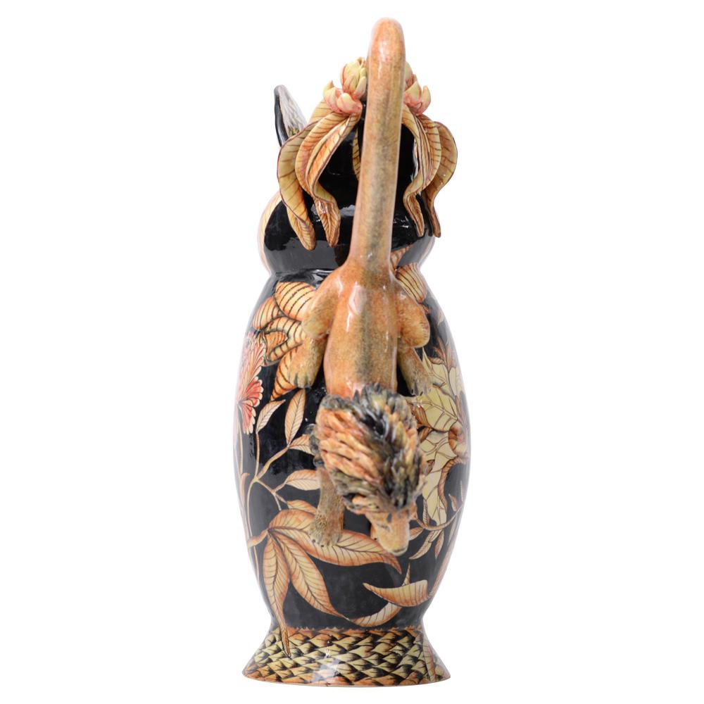 Voici la captivante cruche Lion de Senzo Duma Ceramics, un véritable chef-d'œuvre de l'art africain, méticuleusement peint et sculpté à la main en Afrique du Sud.

Fabriqué avec soin et précision par Senzo Duma Ceramics en 2022, ce superbe vase est