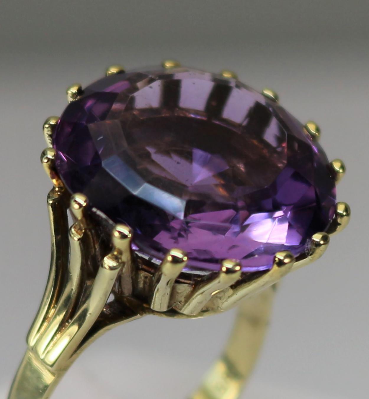 Ein klassischer Cocktailring aus den 50er/60er Jahren in einer großen Kronenfassung. Der Amethyst ist sehr dunkel und hat eine intensive Farbe mit einem bräunlichen Schimmer, so dass man davon ausgehen kann, dass der Amethyst aus Brasilien stammt.