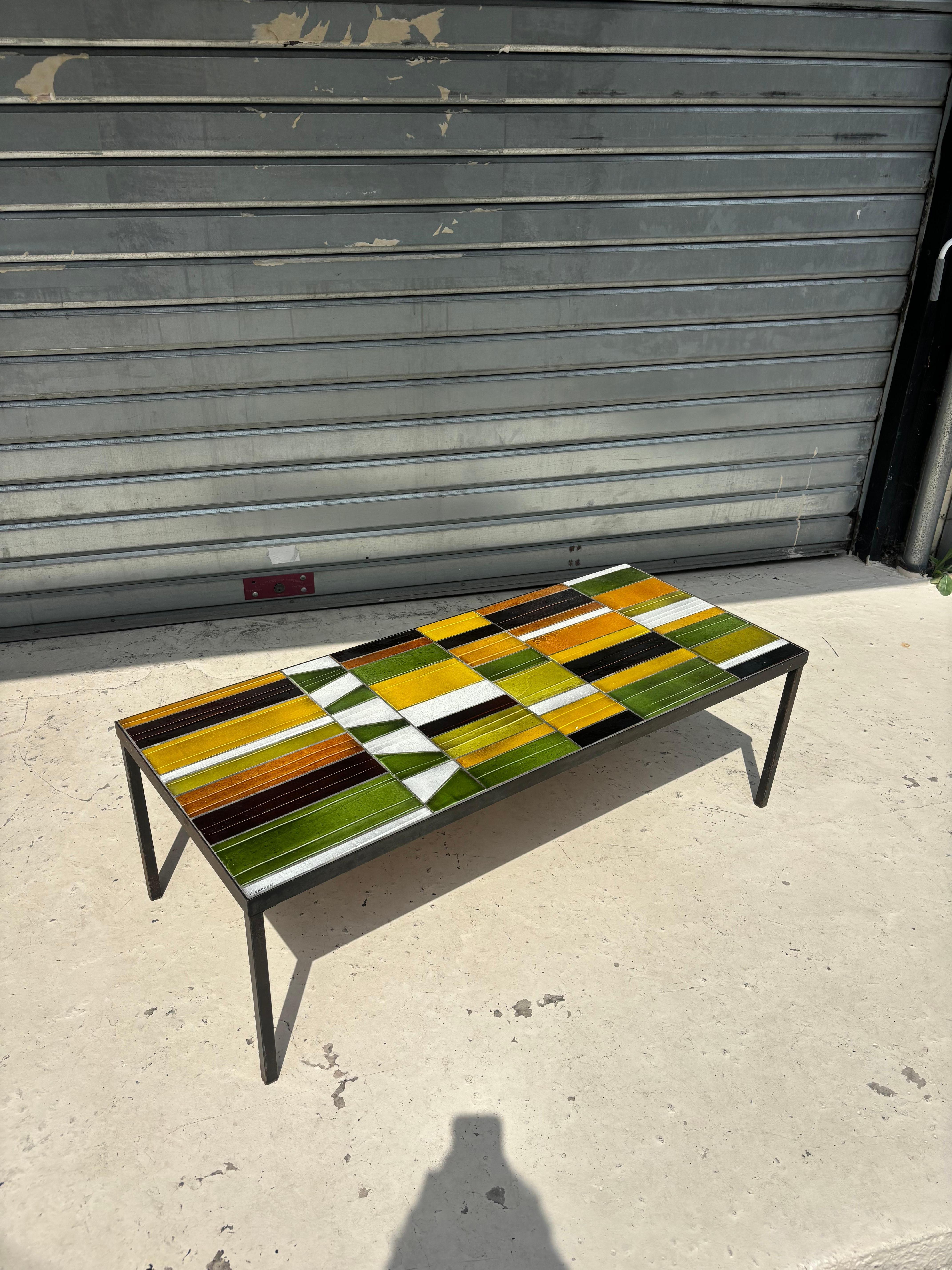 Très jolie et colorée table basse par Roger Capron, 1960, Vallauris. 
Signée. 