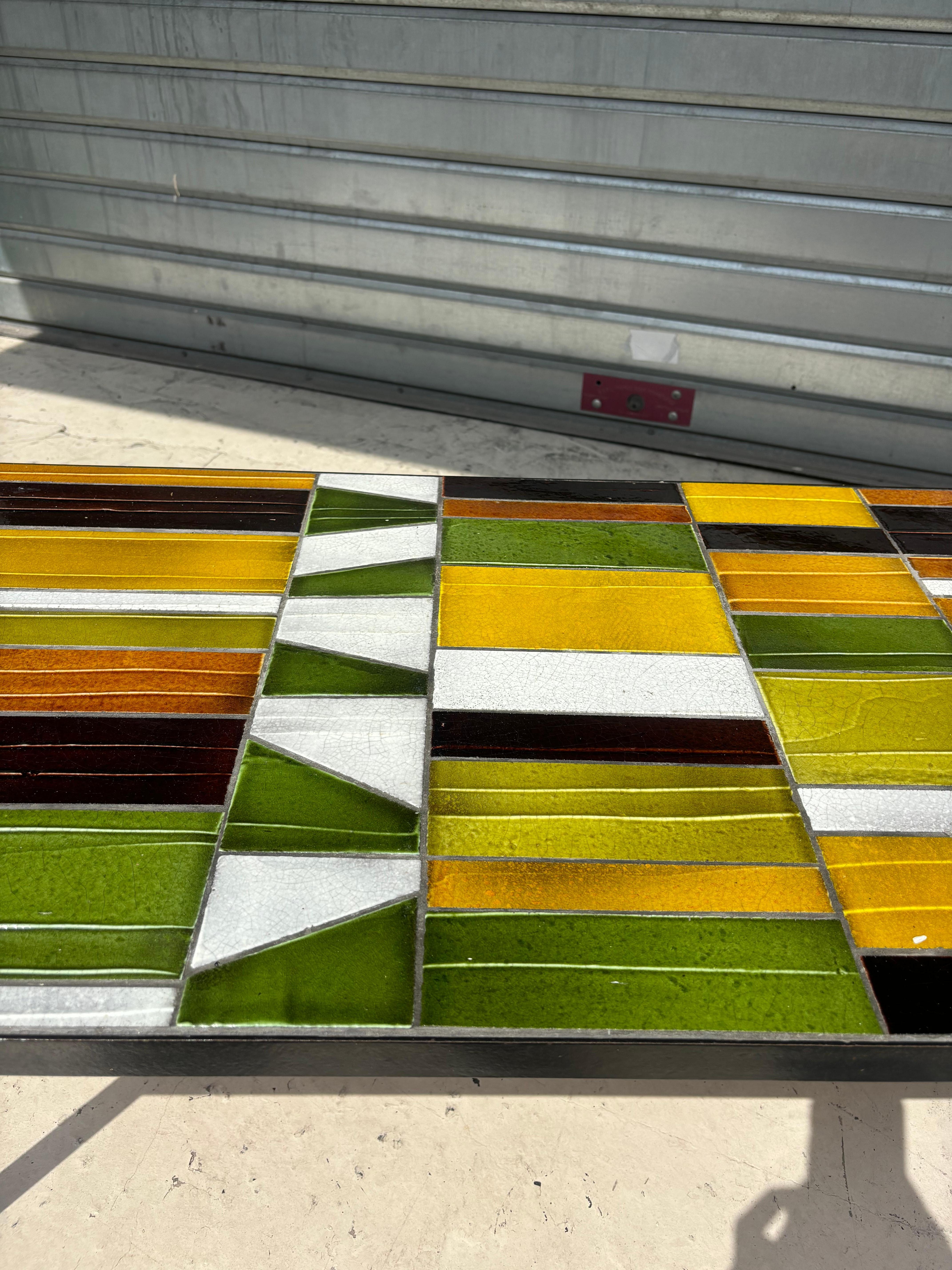 Mesa de centro colorida de Roger Capron mediados del siglo XX en venta