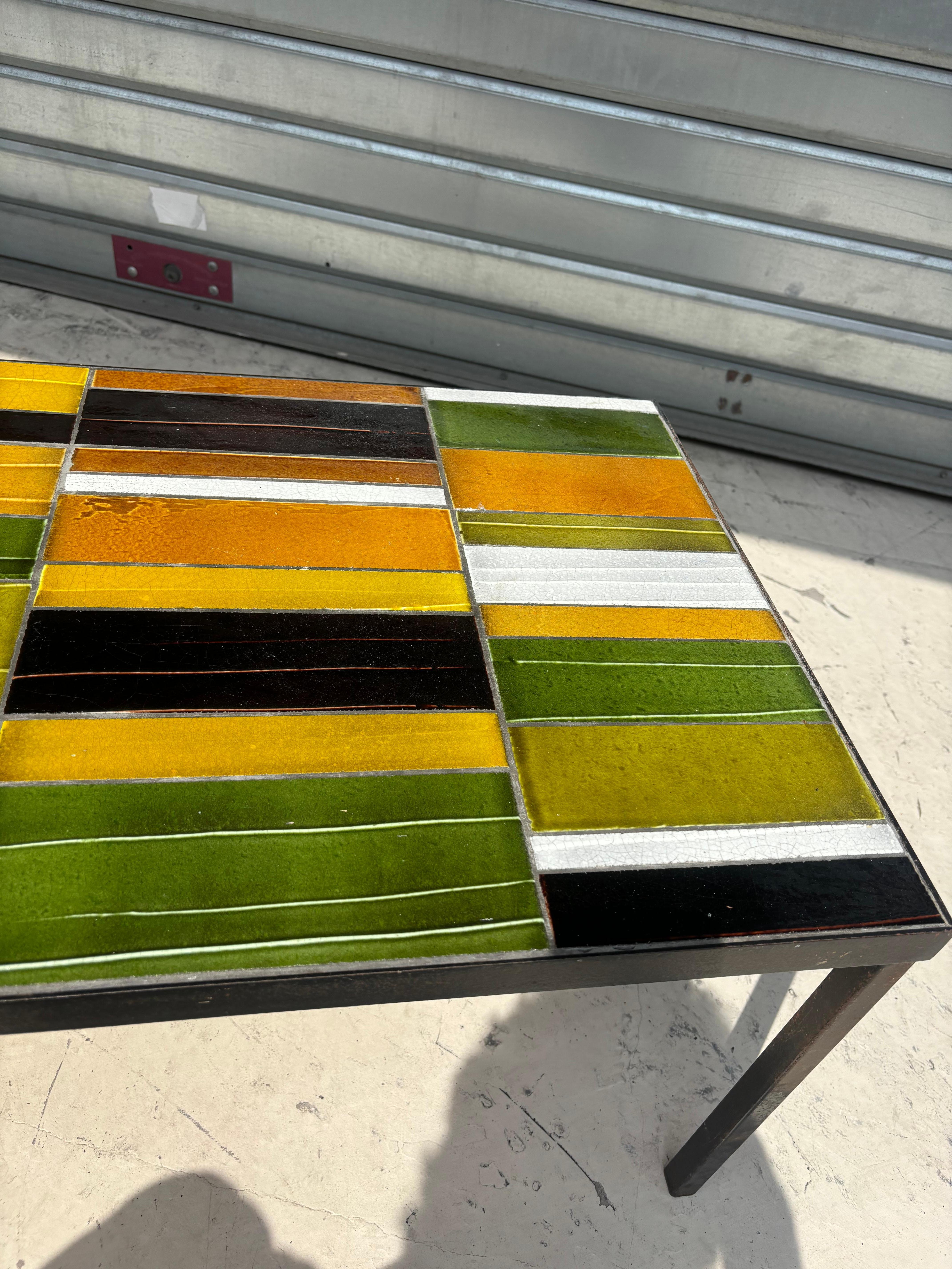 Mesa de centro colorida de Roger Capron en venta 1