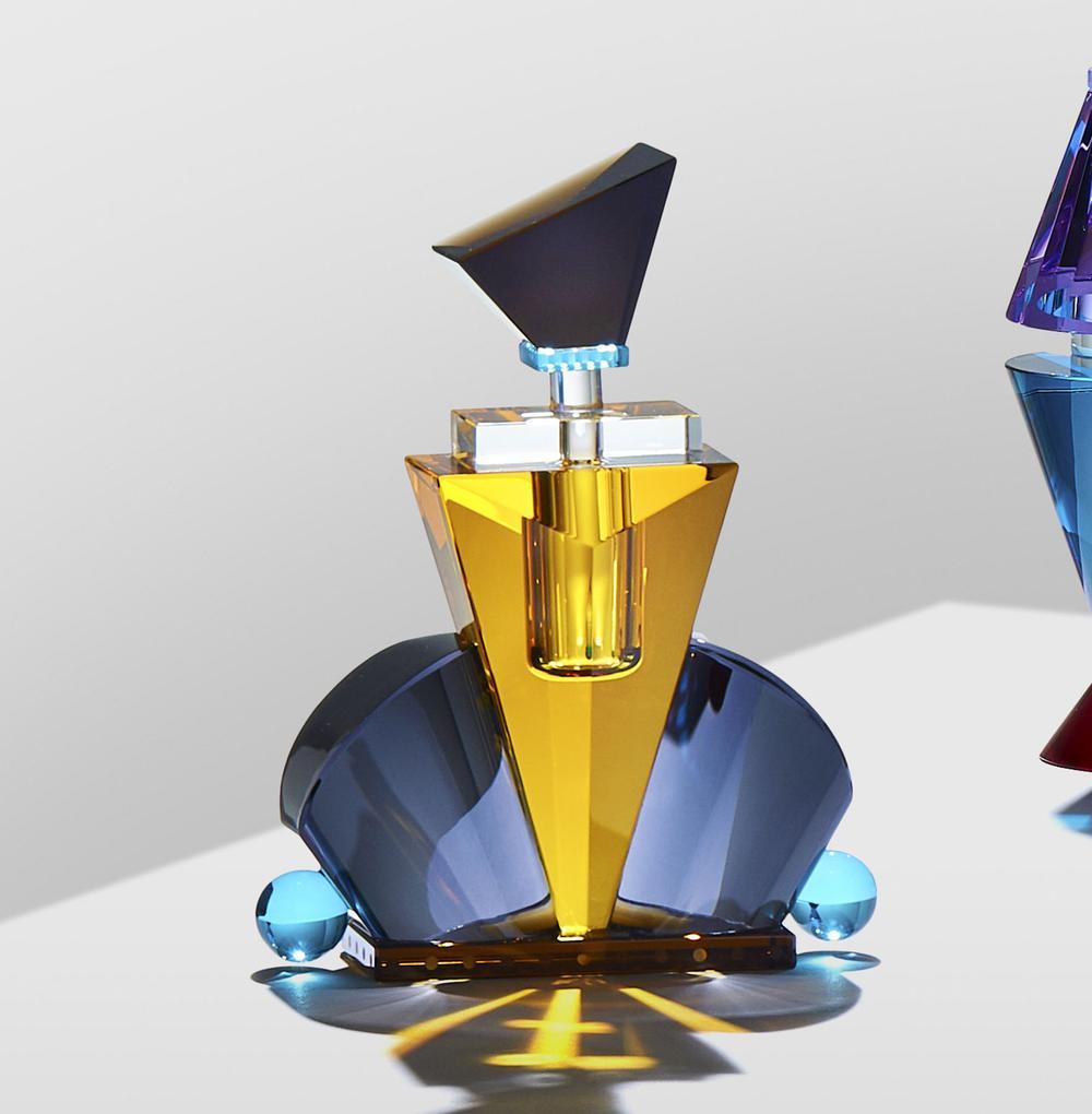 Colorful crystal perfume Flacon, hand-sculpted contemporary crystal
Hand-sculpted in crystal
Small:
Height 17 cm
Width 12 cm
Depth 4.7 cm
Weight: 0.9 kg
Material: fine handcut crystal 

The collection has 4 fine handcut crystal perfume