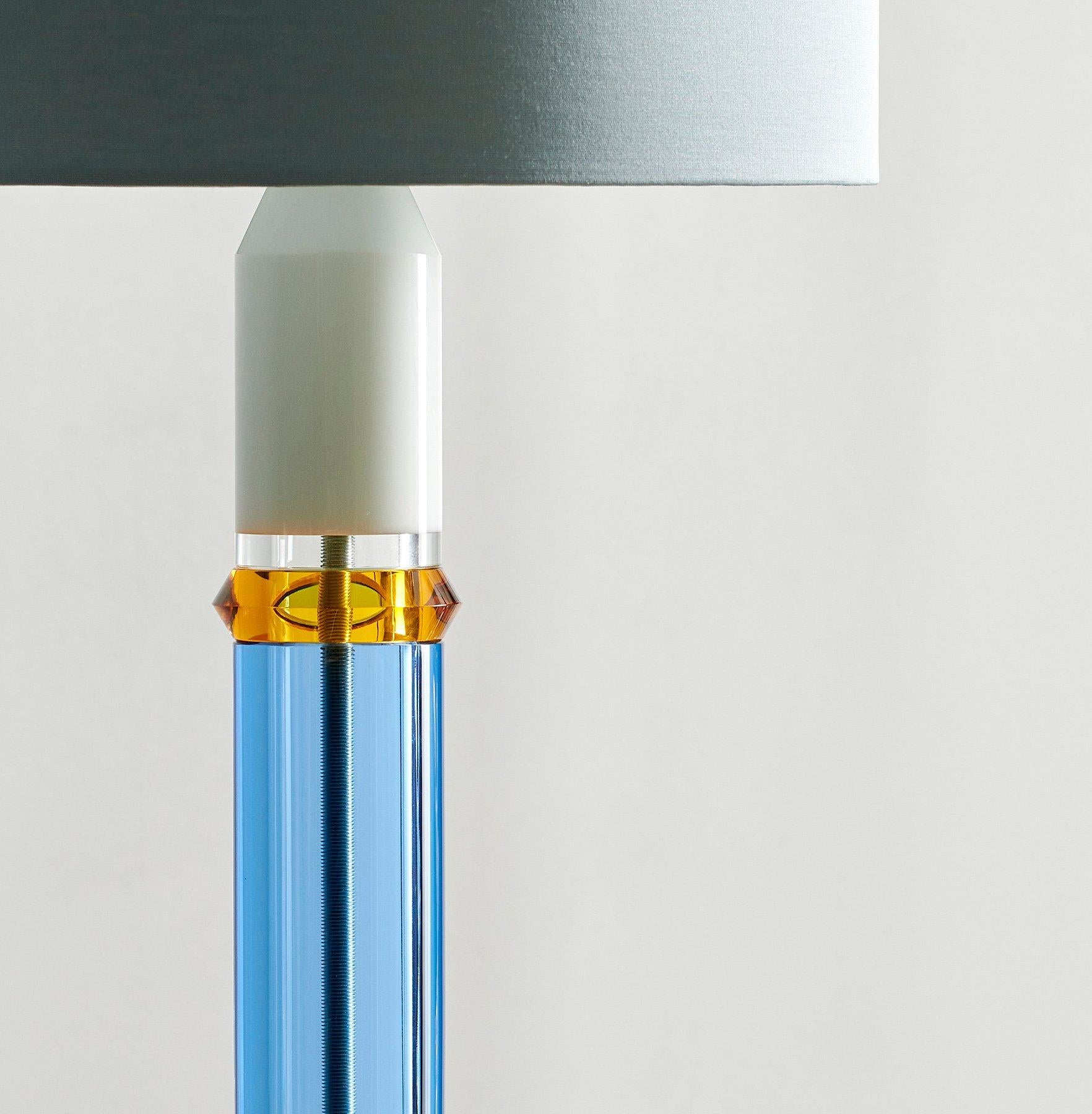 Danois Lampe de bureau en cristal coloré, cristal contemporain sculpté à la main en vente
