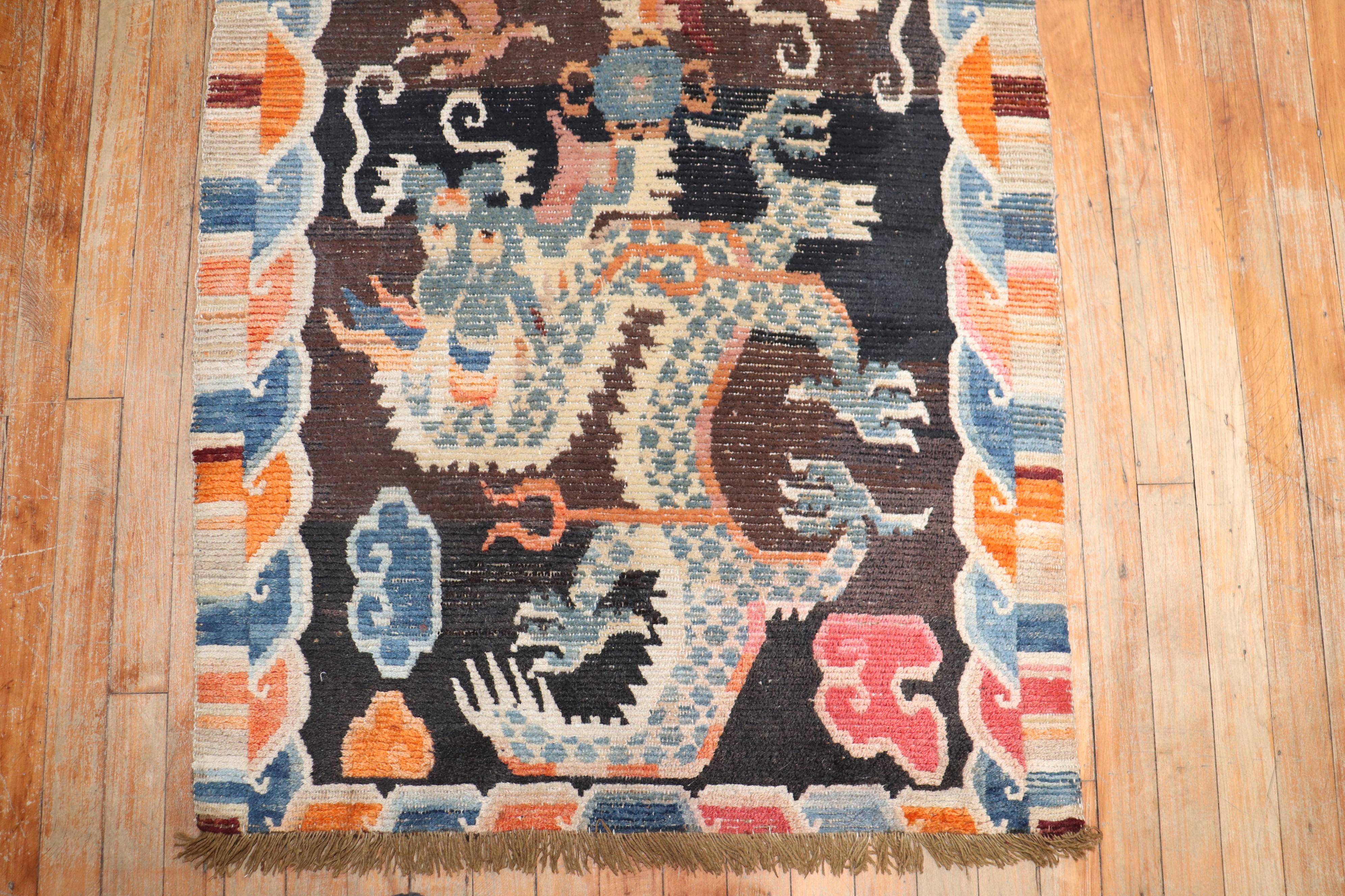 Tibétain Tapis tibétain vintage en forme de dragon coloré, début du XXe siècle en vente