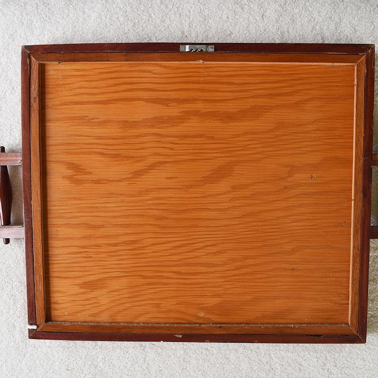 Buntes, besticktes und gestepptes Tablett aus Holz und Glas mit figürlichem Motiv im Zustand „Gut“ im Angebot in Oklahoma City, OK