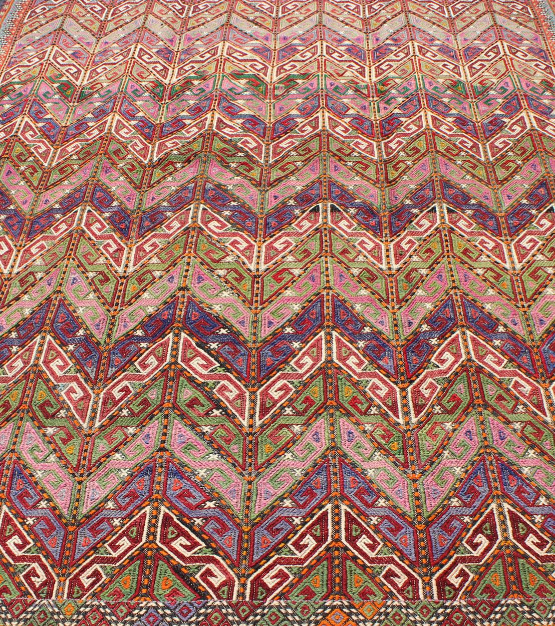 Bunt bestickter Jijim aus der Türkei mit lebhaftem Design im Angebot 2