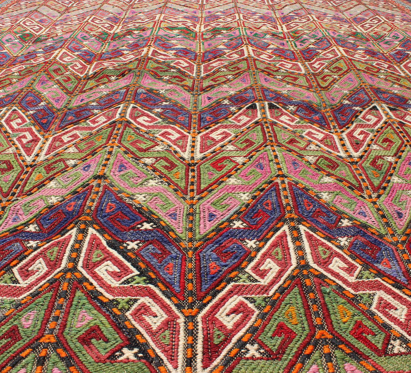 Bunt bestickter Jijim aus der Türkei mit lebhaftem Design im Angebot 3