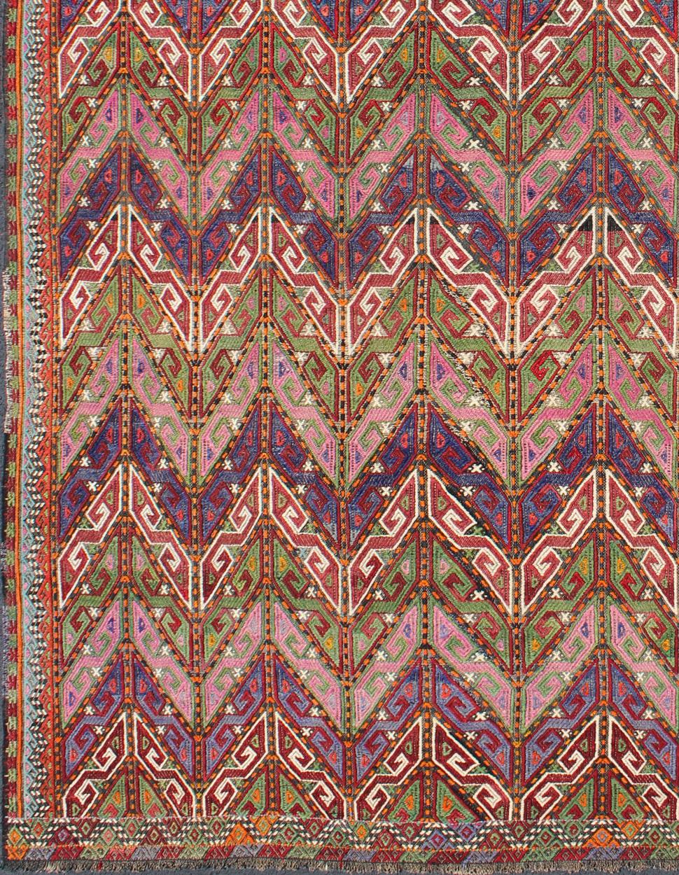 Türkischer flachgewebter Kelim mit Jijim-Design in aufregender Farbpalette, Teppich ned-566, Herkunftsland / Art: Türkei / Kelim, ca. 

Mit Stammesformen von Sternen und Kästchen und einer gefleckten und gesprenkelten Auswahl an geometrischen