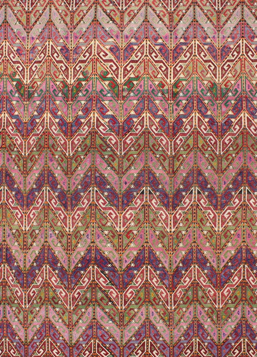Bunt bestickter Jijim aus der Türkei mit lebhaftem Design (Kelim) im Angebot