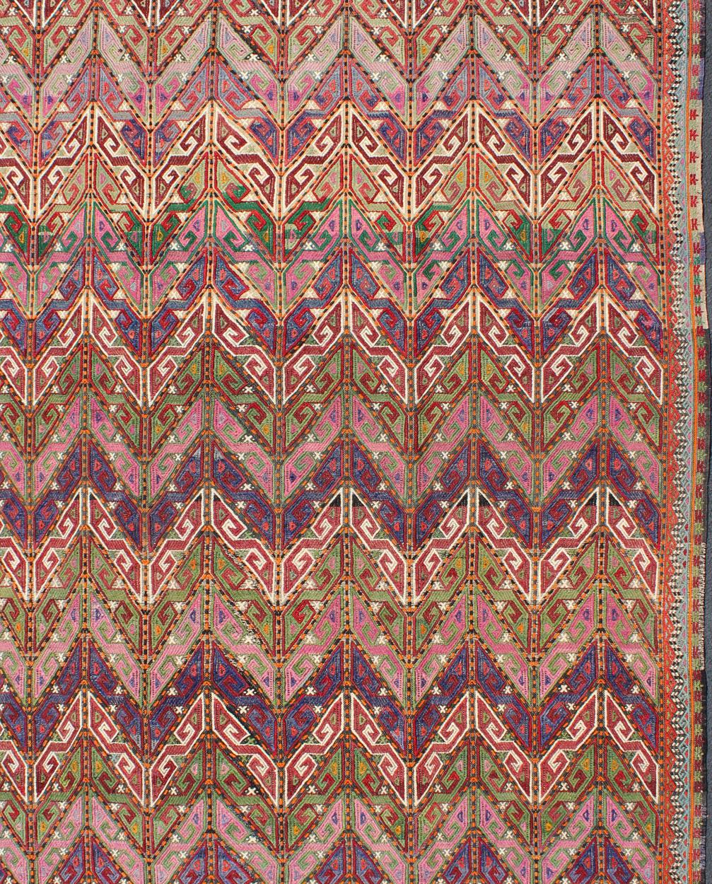 Bunt bestickter Jijim aus der Türkei mit lebhaftem Design (Türkisch) im Angebot