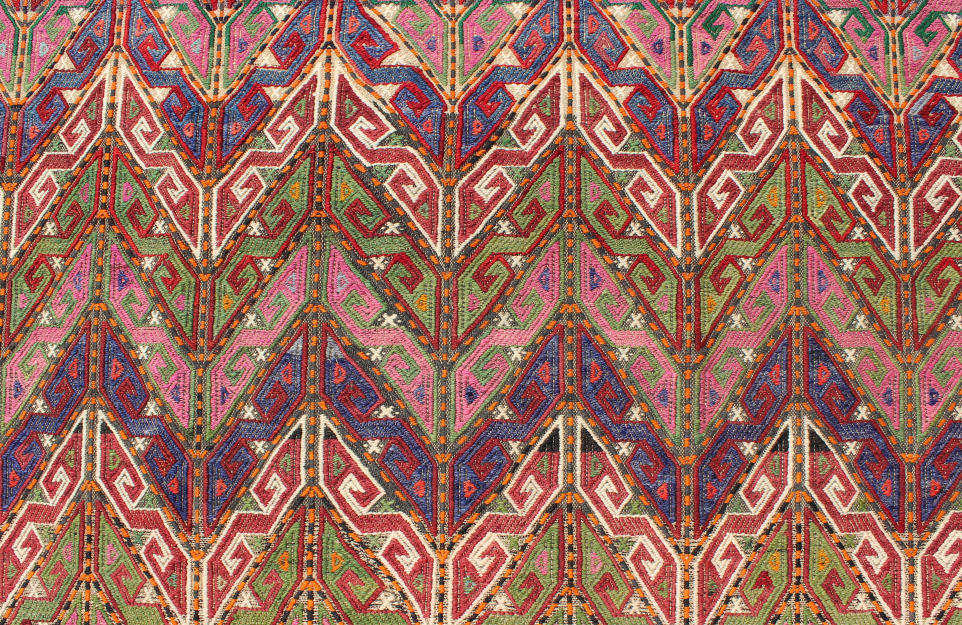 Bunt bestickter Jijim aus der Türkei mit lebhaftem Design im Zustand „Hervorragend“ im Angebot in Atlanta, GA