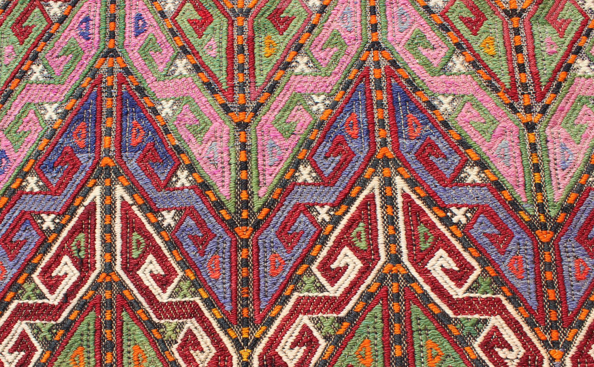 Bunt bestickter Jijim aus der Türkei mit lebhaftem Design (Wolle) im Angebot