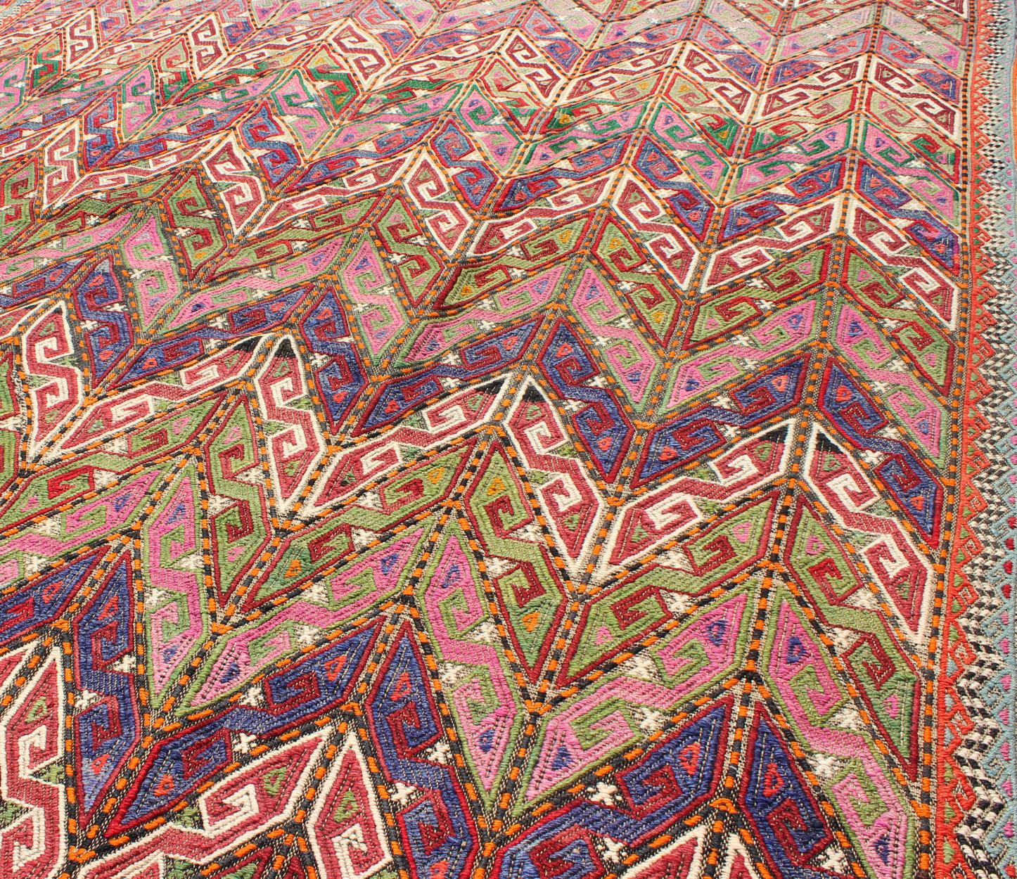 Bunt bestickter Jijim aus der Türkei mit lebhaftem Design im Angebot 1