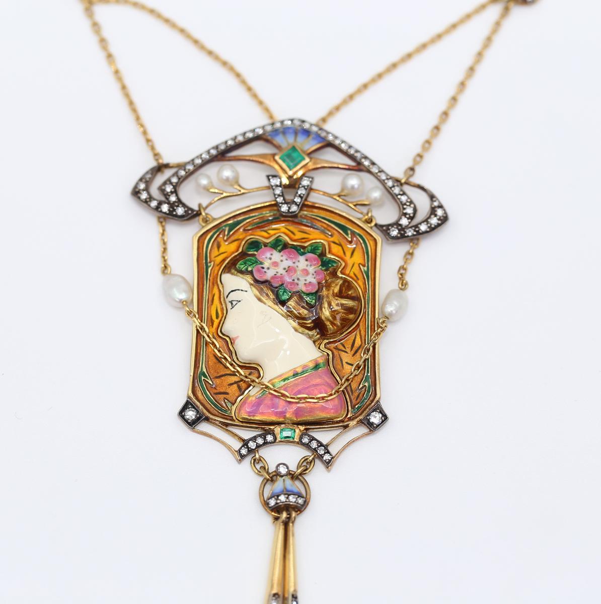 Die einzigartige 18-karätige Goldkette mit Anhänger ist von den großen Jugendstildesigns inspiriert und hat einen Hauch von asiatischem Einfluss. Mit Perlen, Diamanten und feiner farbiger Emaille.  
Anhänger aus 18 Karat Gold mit einzigartigem