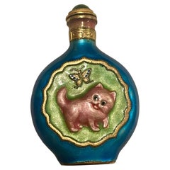 Profumiera colorata in smalto a forma di tabacchiera con gatto e farfalla: rosa, verde, blu